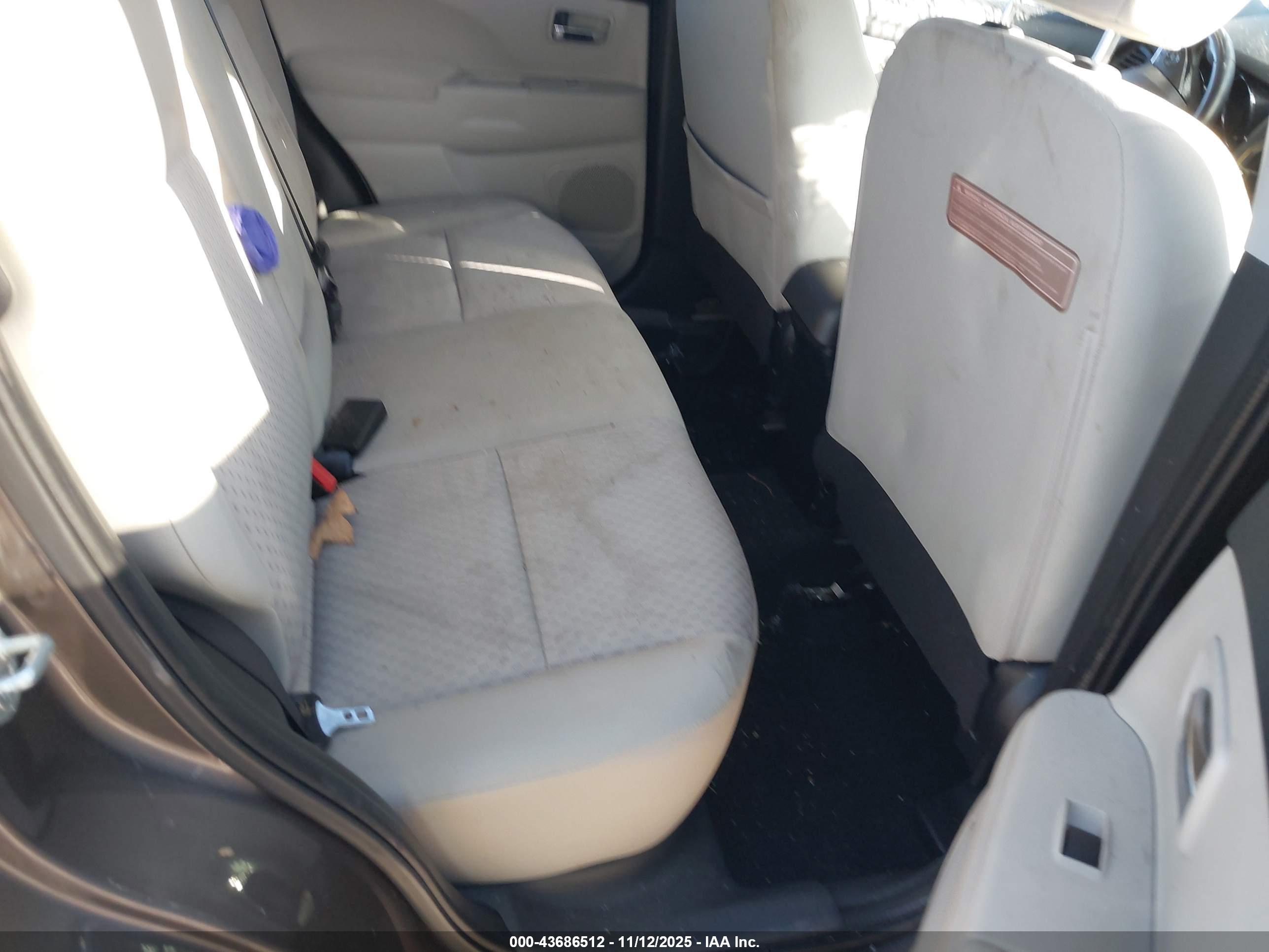MITSUBISHI OUTLANDER image 8