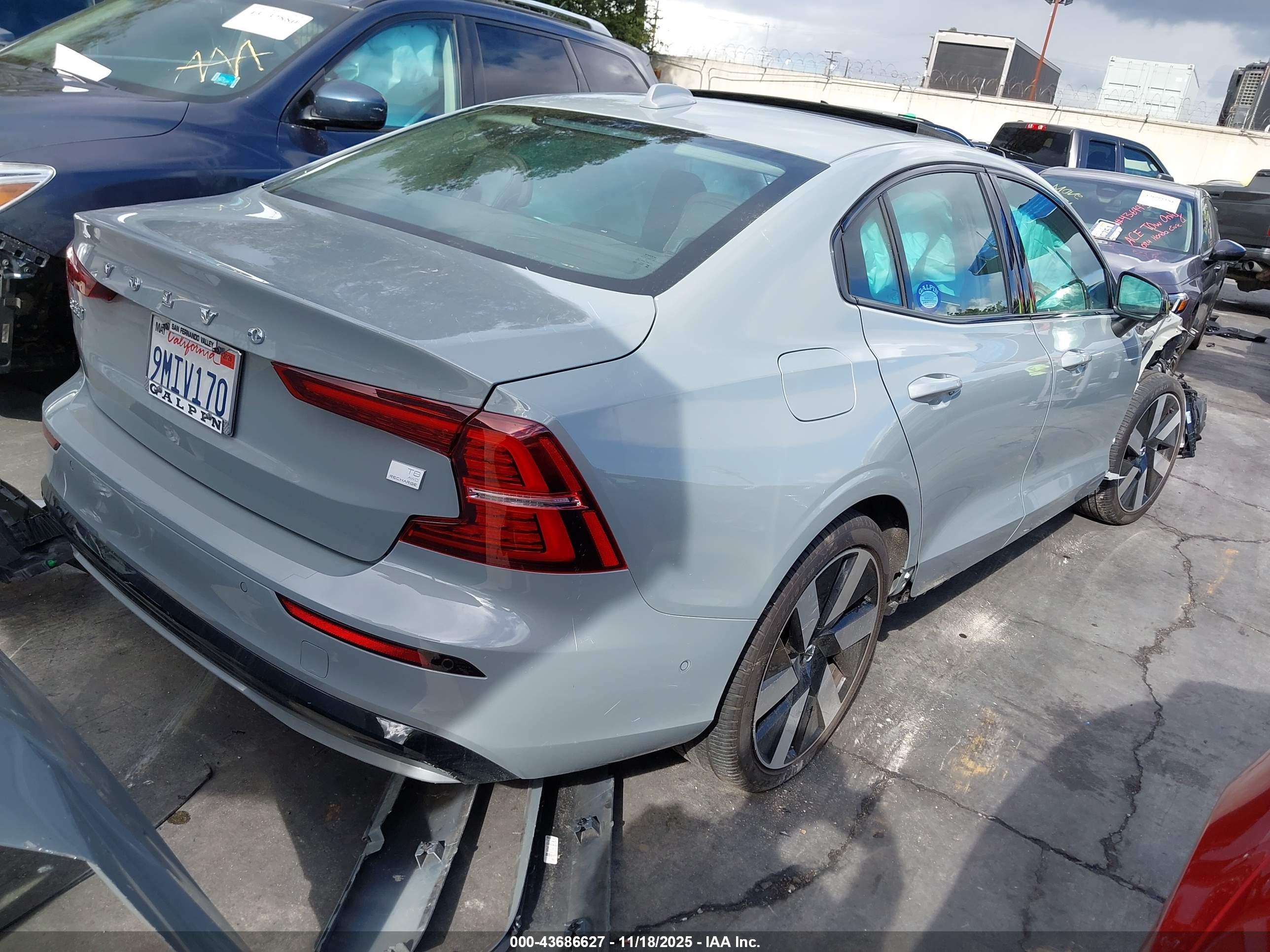 VOLVO S60 image 4