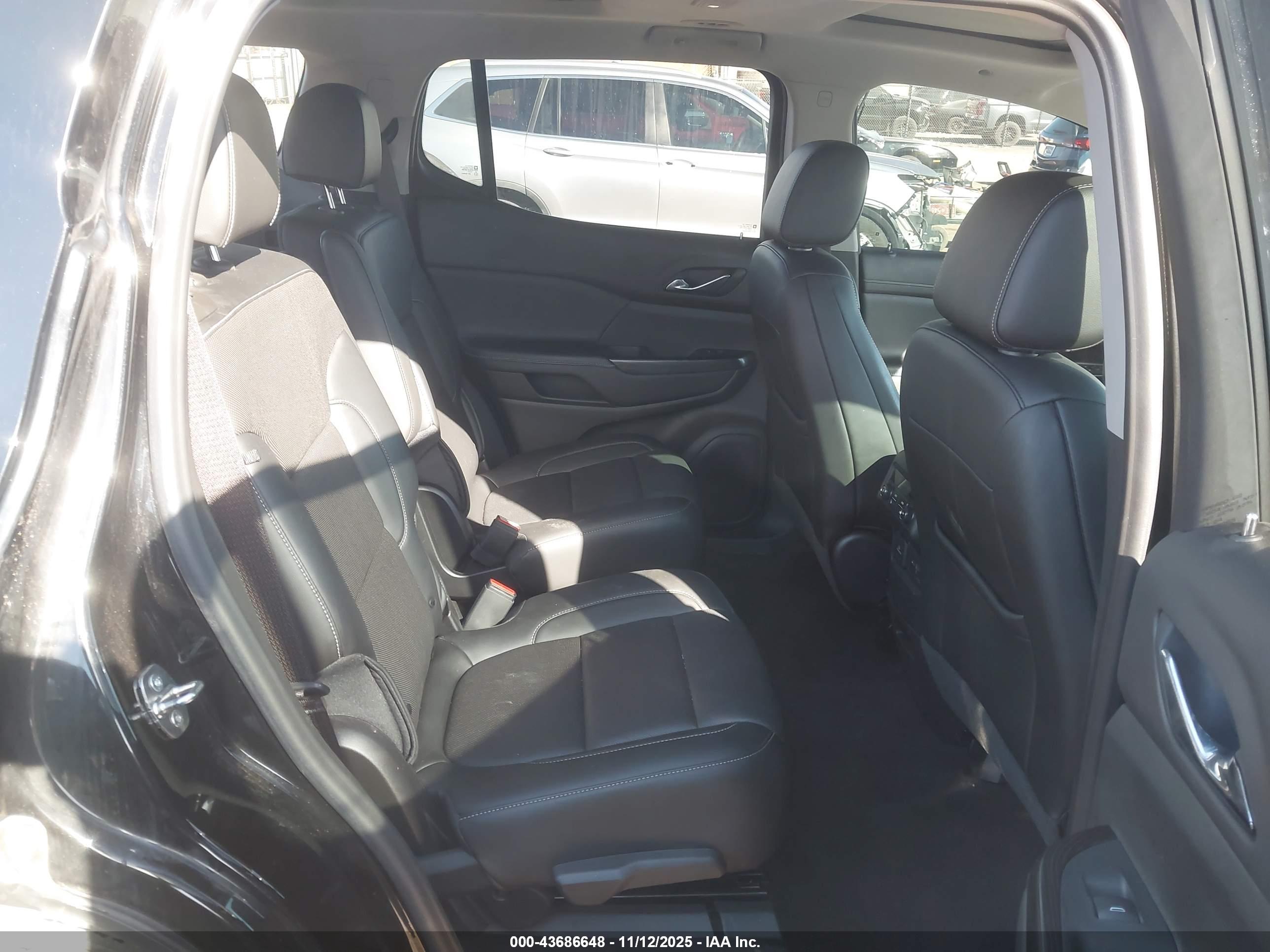 GMC ACADIA image 8