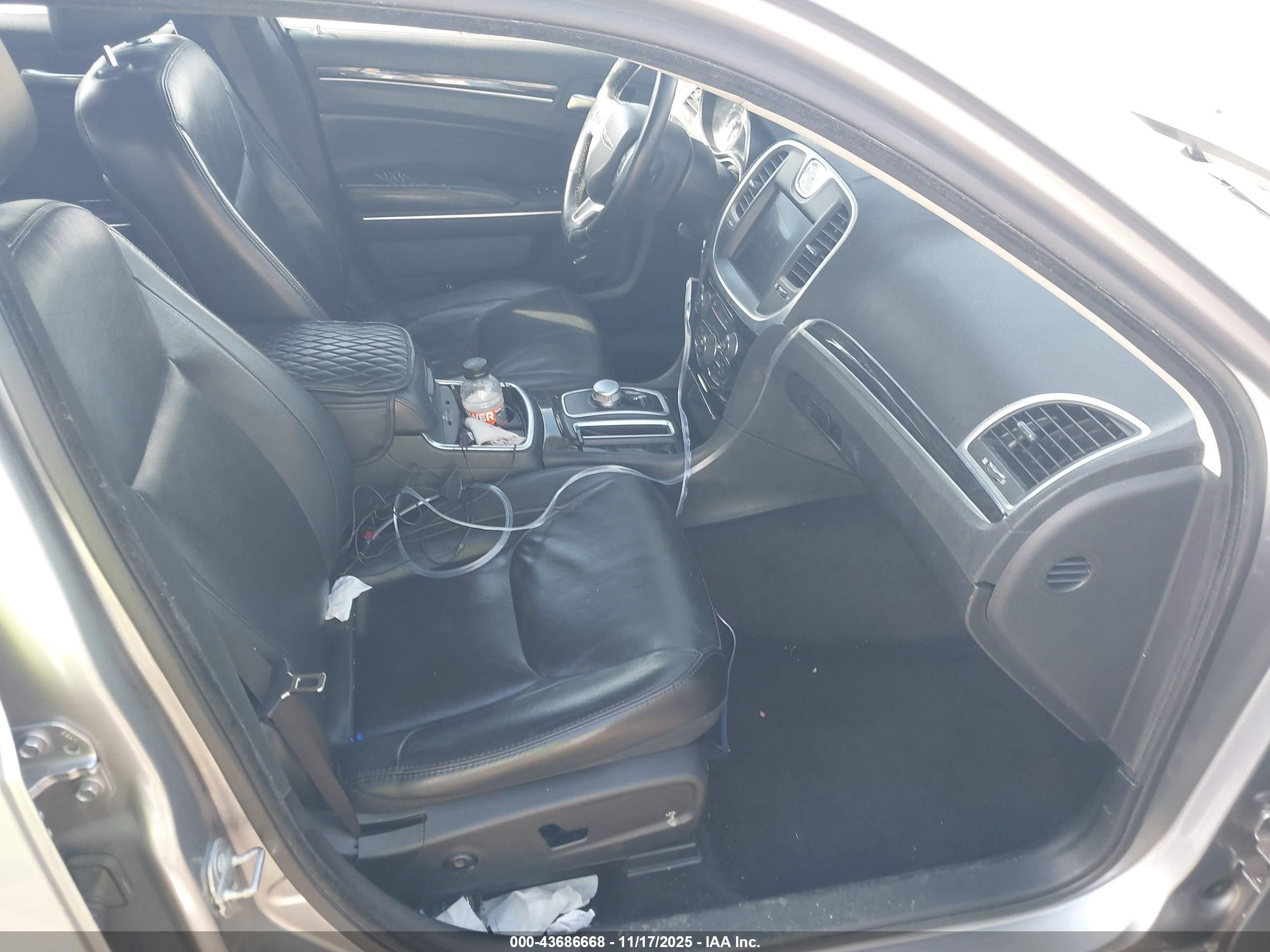 CHRYSLER 300 image 5