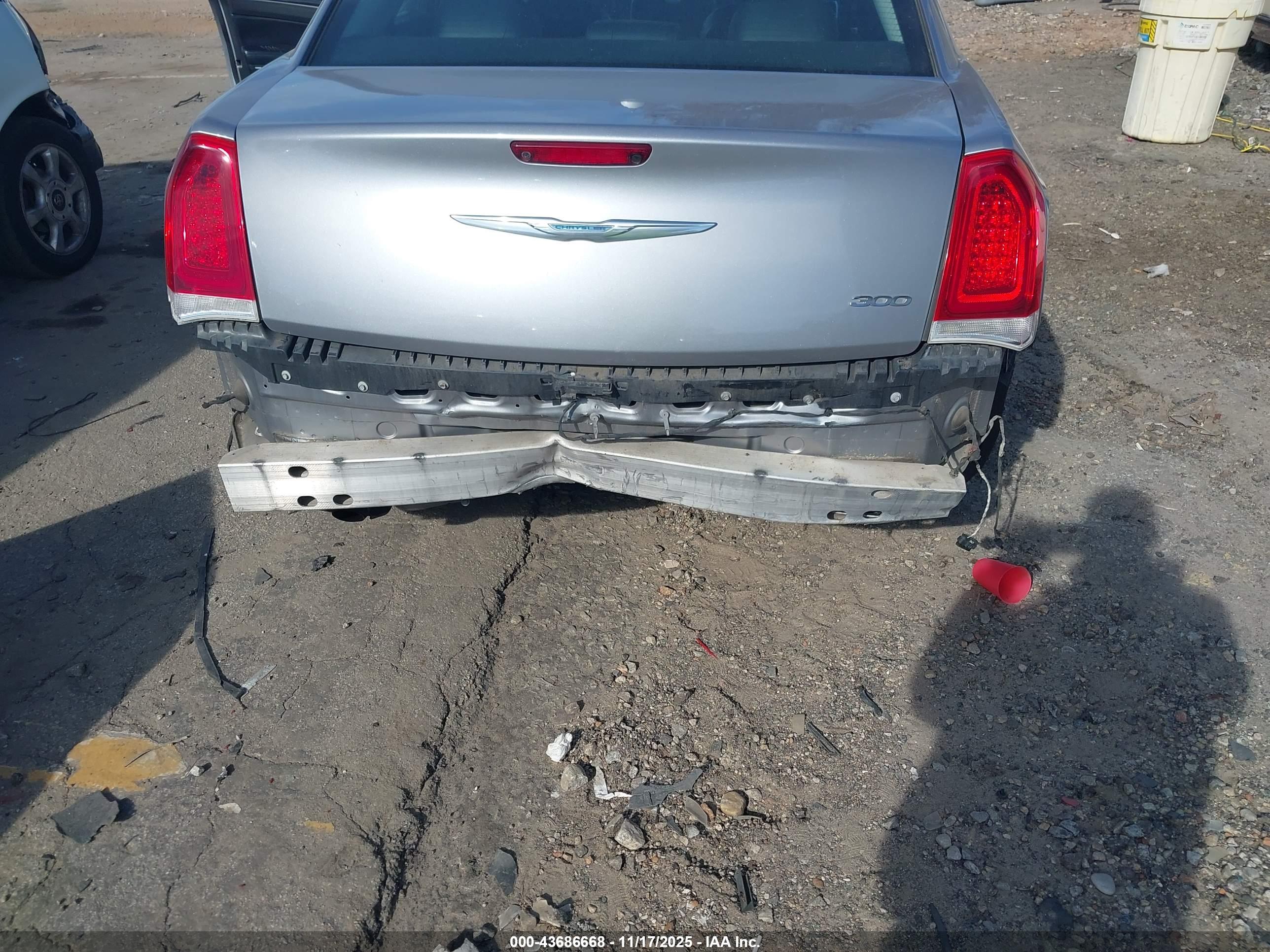CHRYSLER 300 image 6