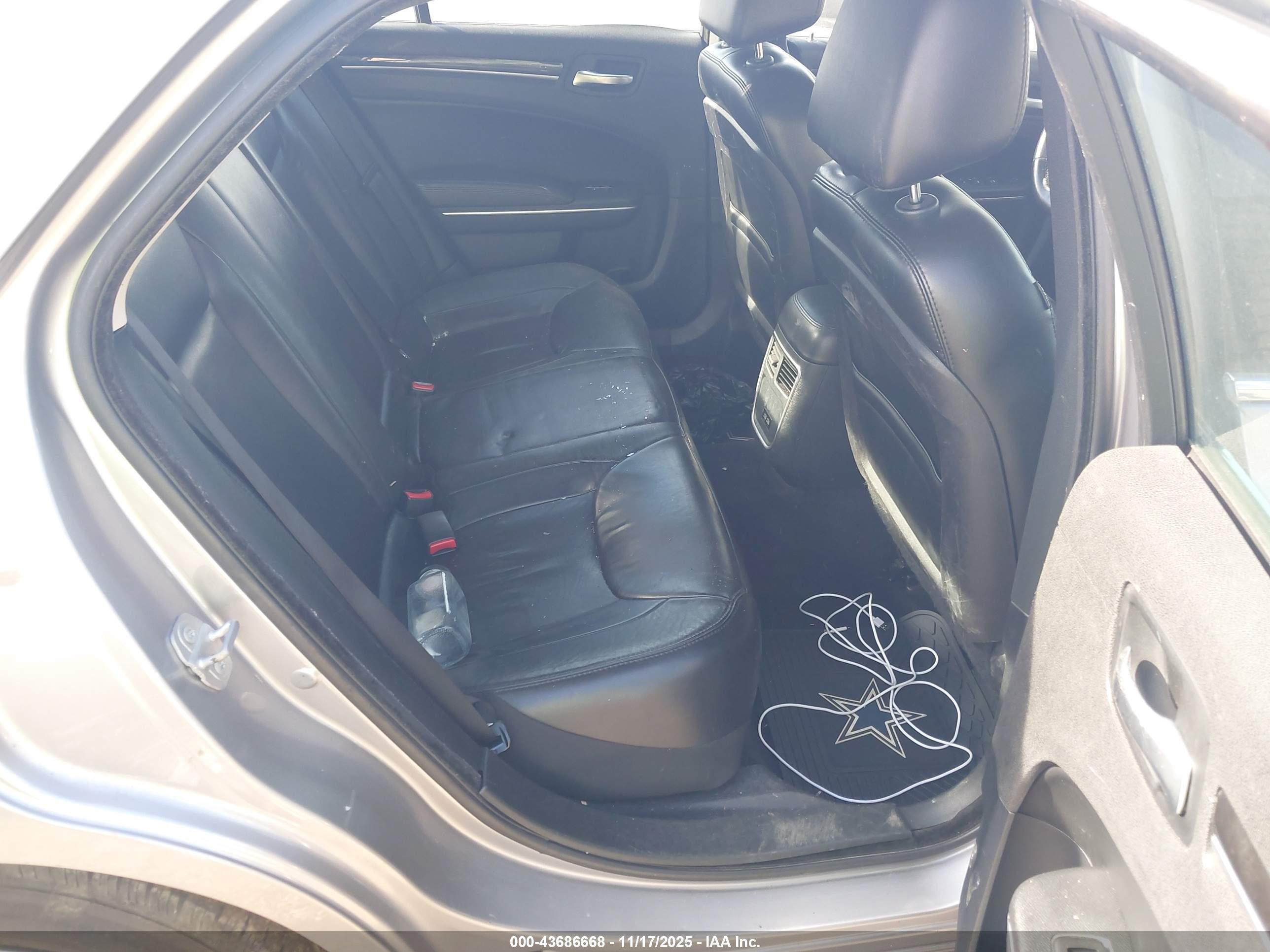 CHRYSLER 300 image 8