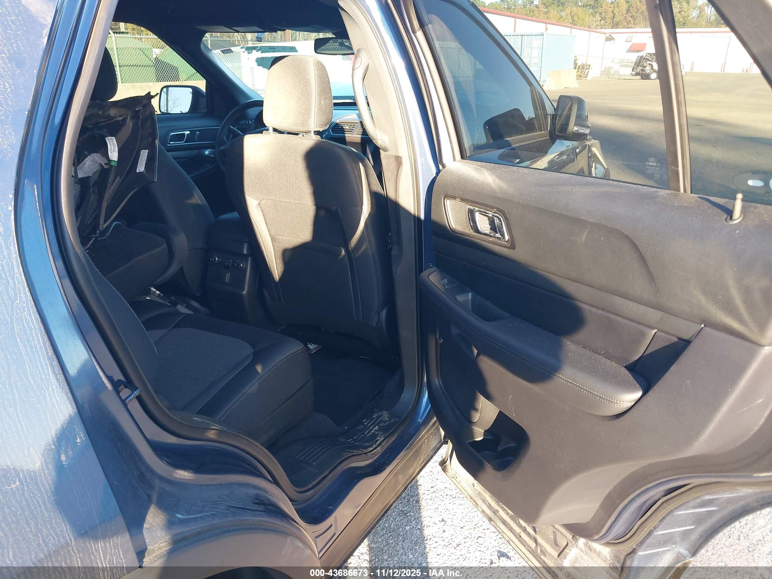 FORD EXPLORER image 8