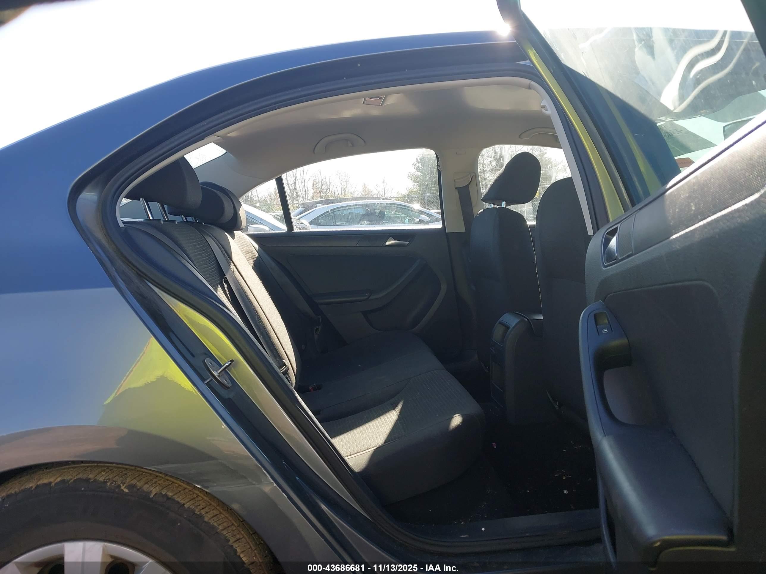 VOLKSWAGEN JETTA image 8