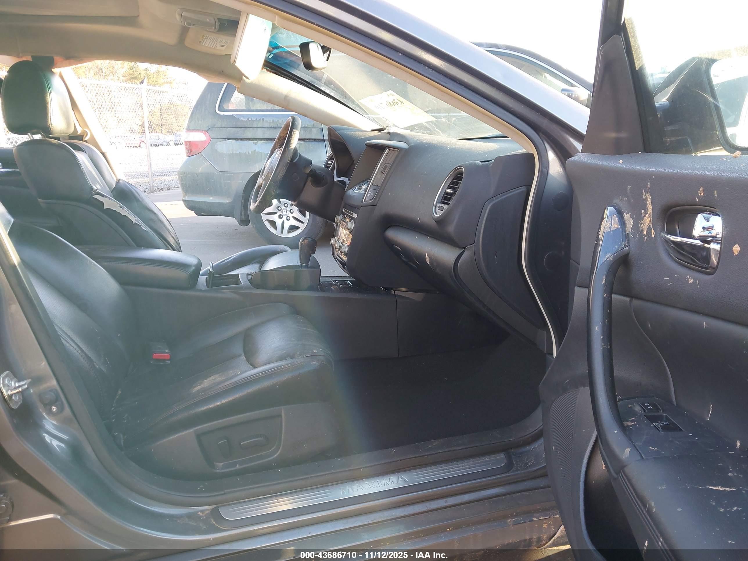 NISSAN MAXIMA image 5