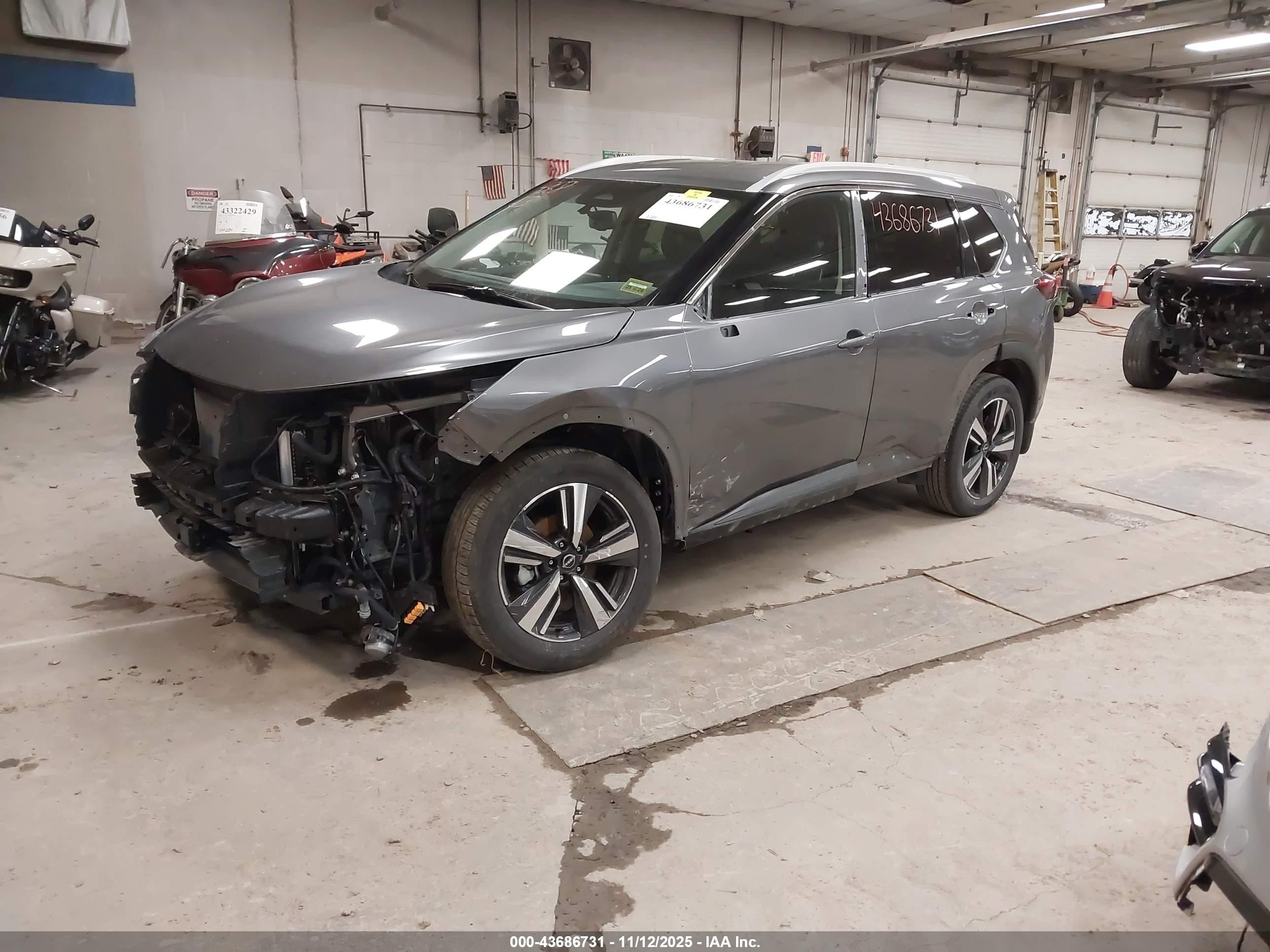 NISSAN ROGUE image 2