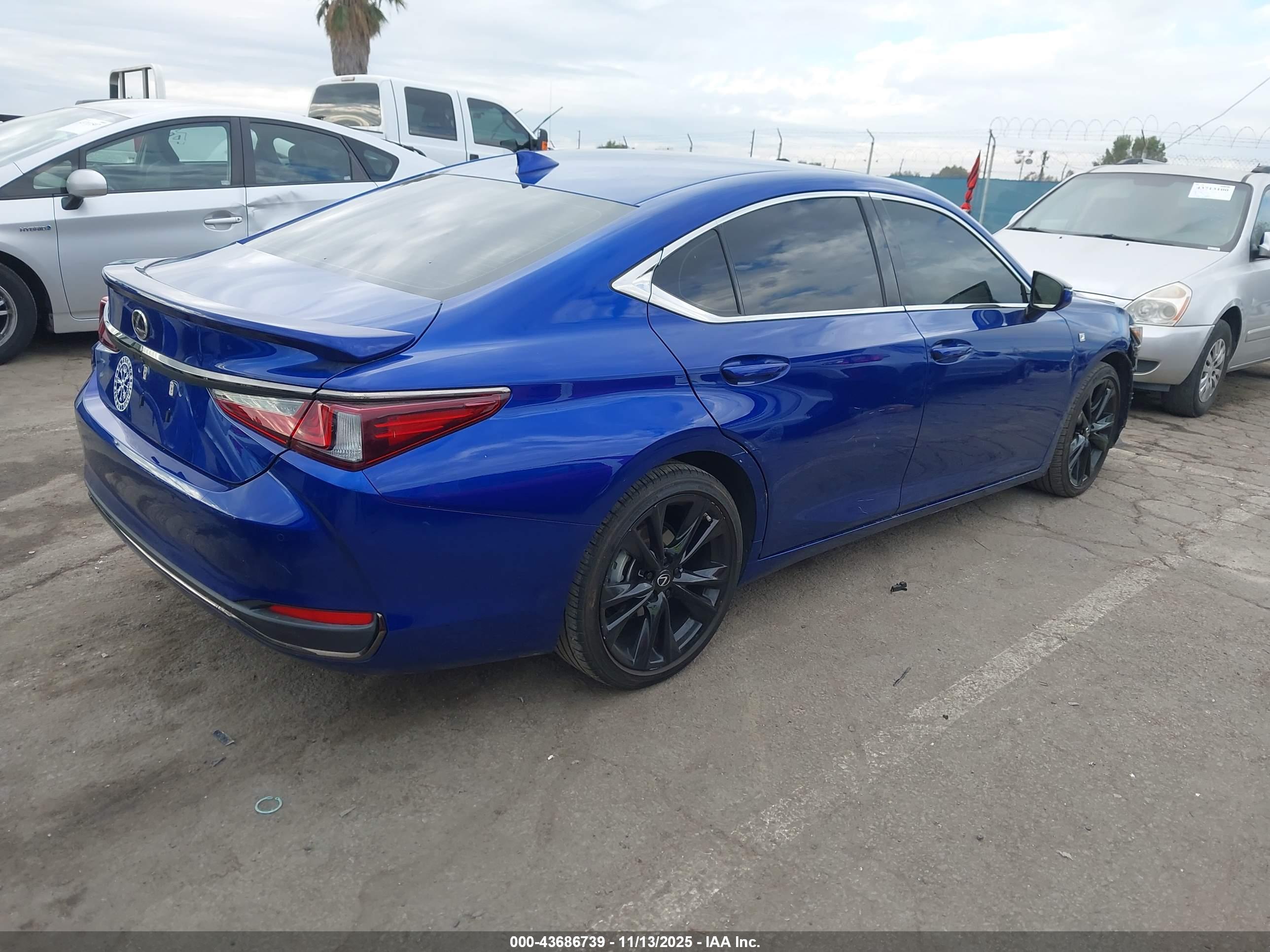 LEXUS ES image 4