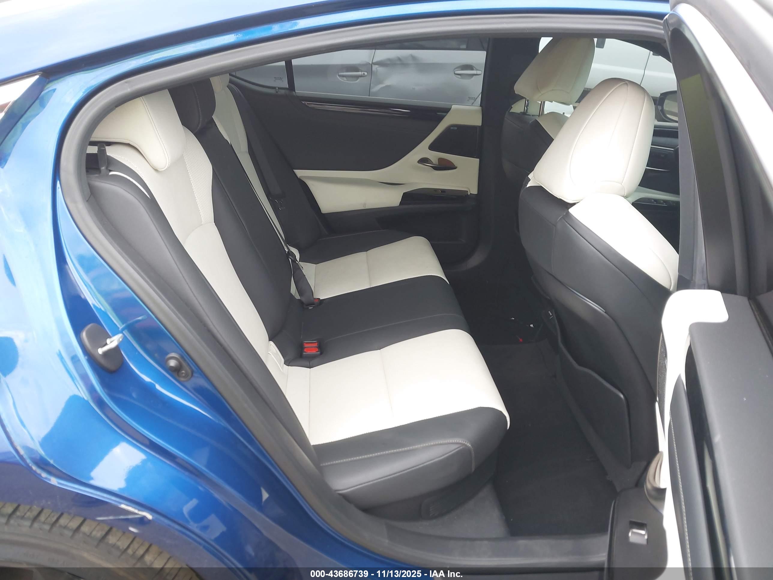 LEXUS ES image 8