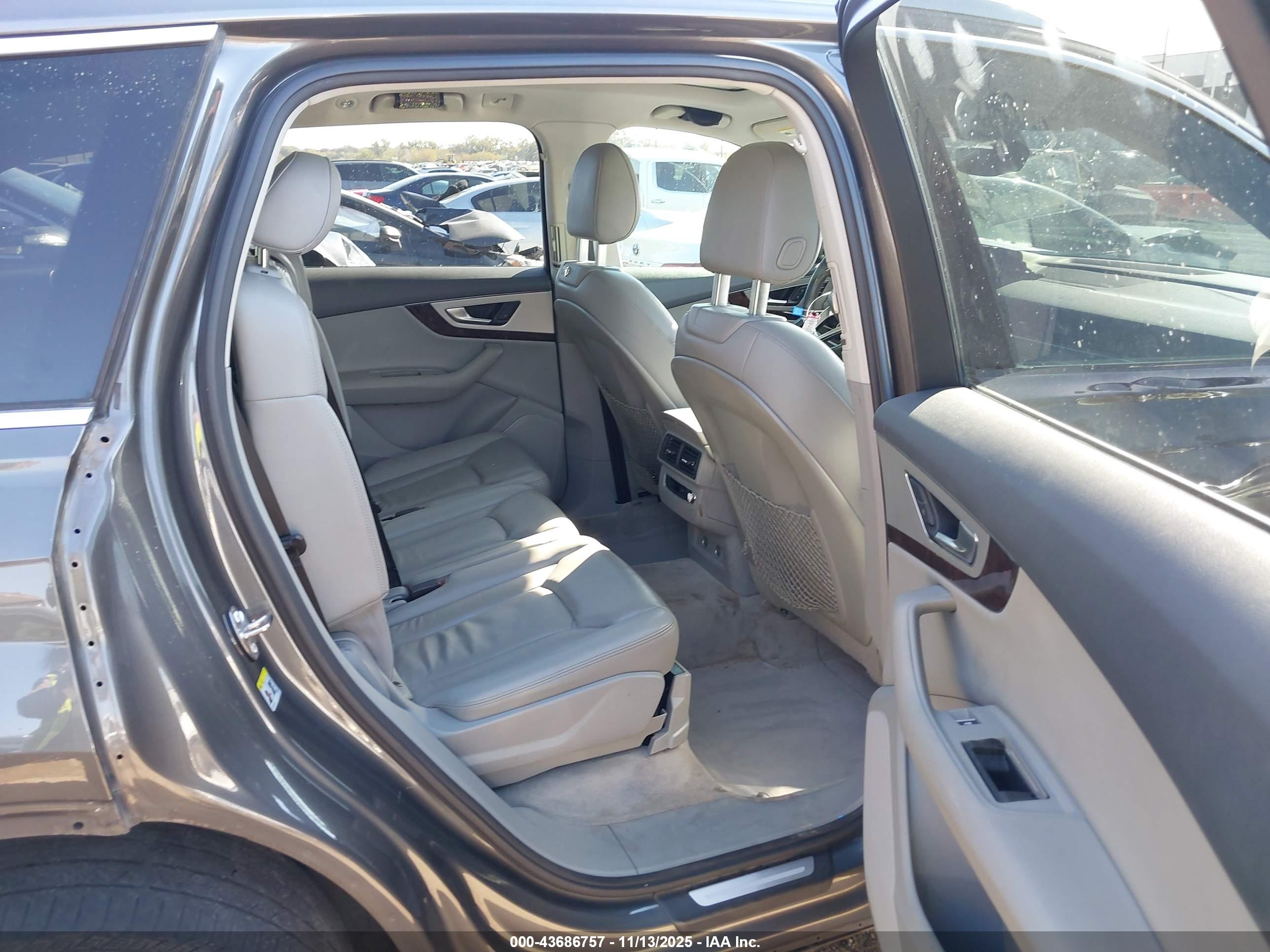 AUDI Q7 image 8