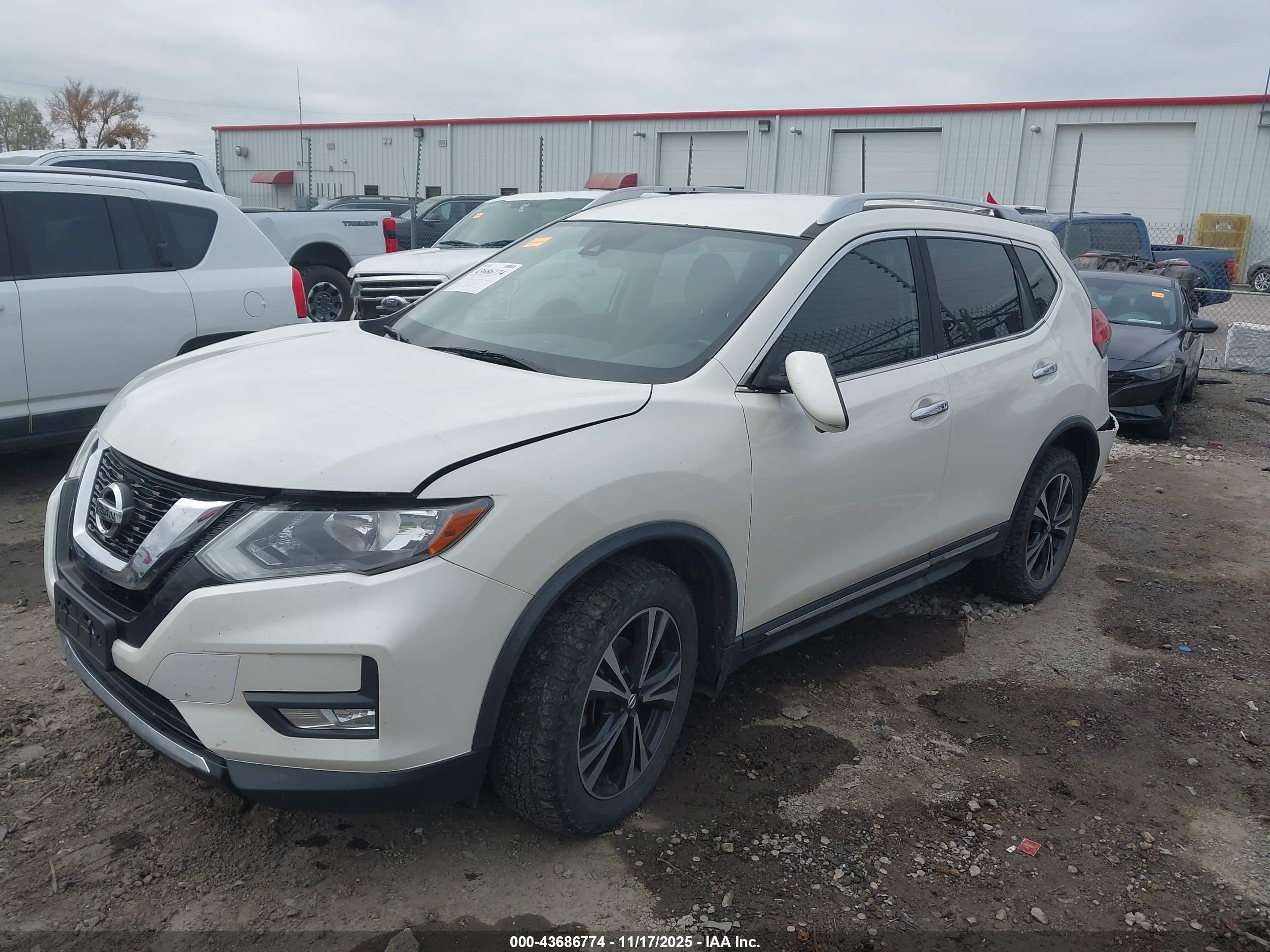 NISSAN ROGUE image 2