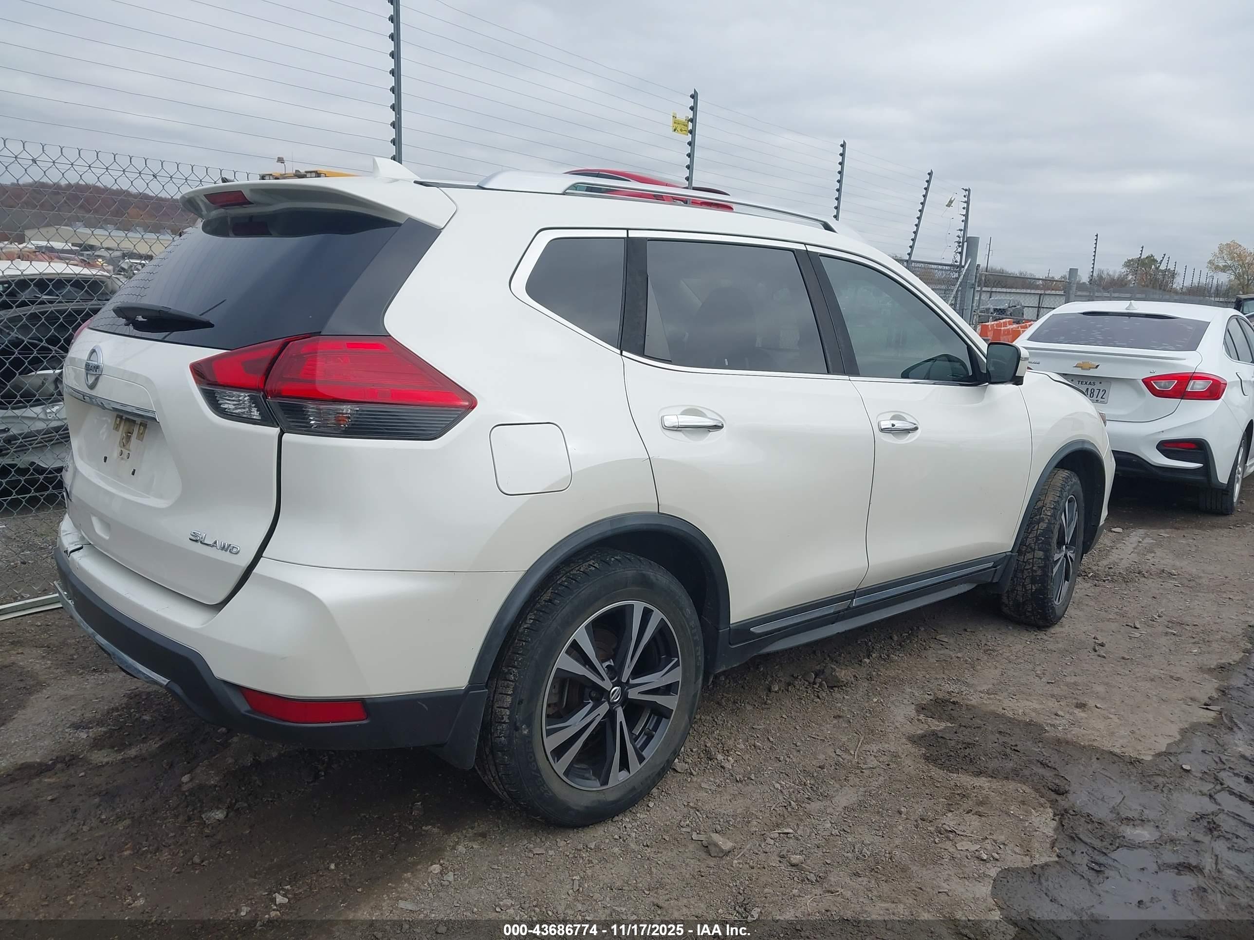 NISSAN ROGUE image 4