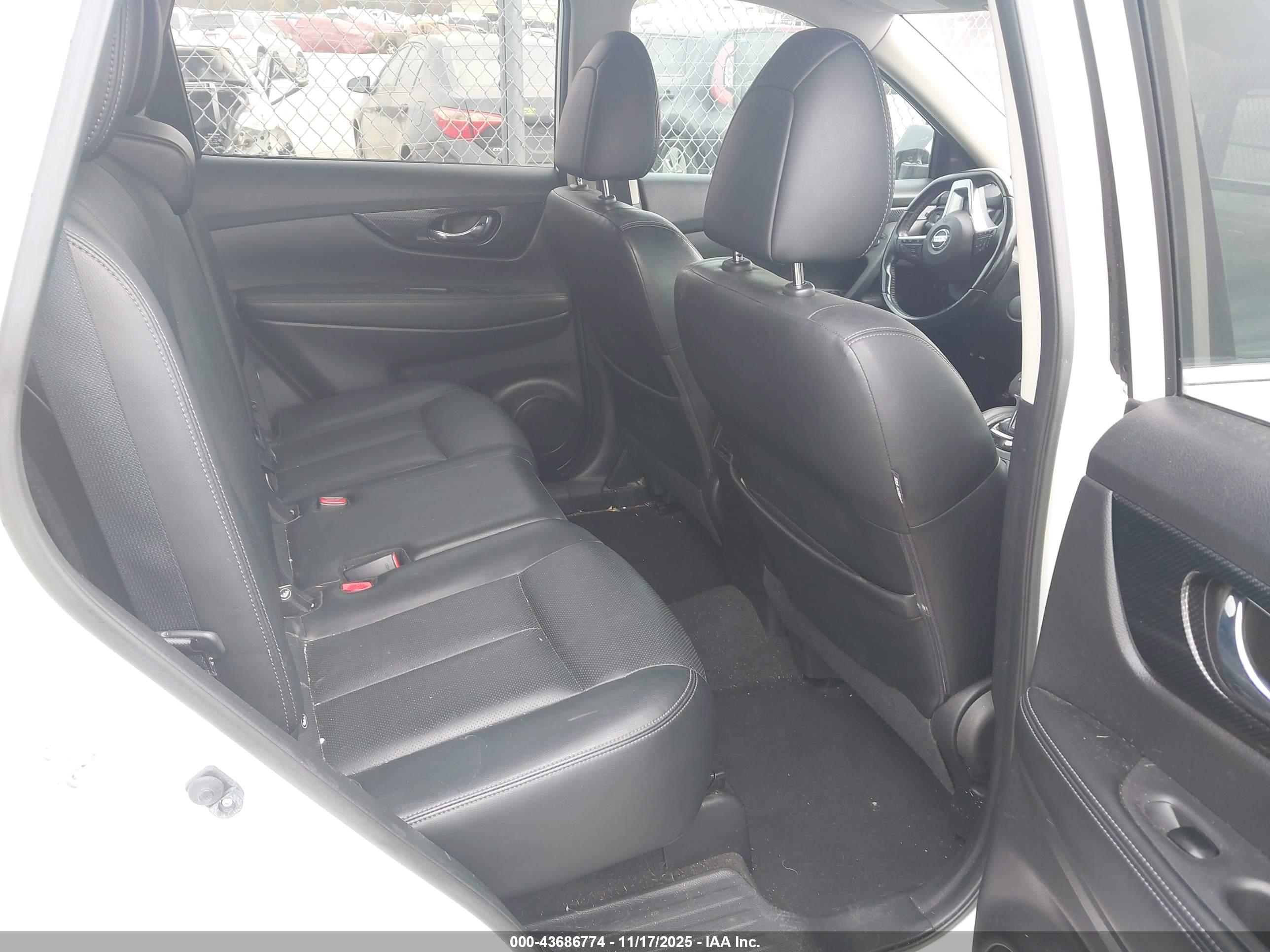 NISSAN ROGUE image 8