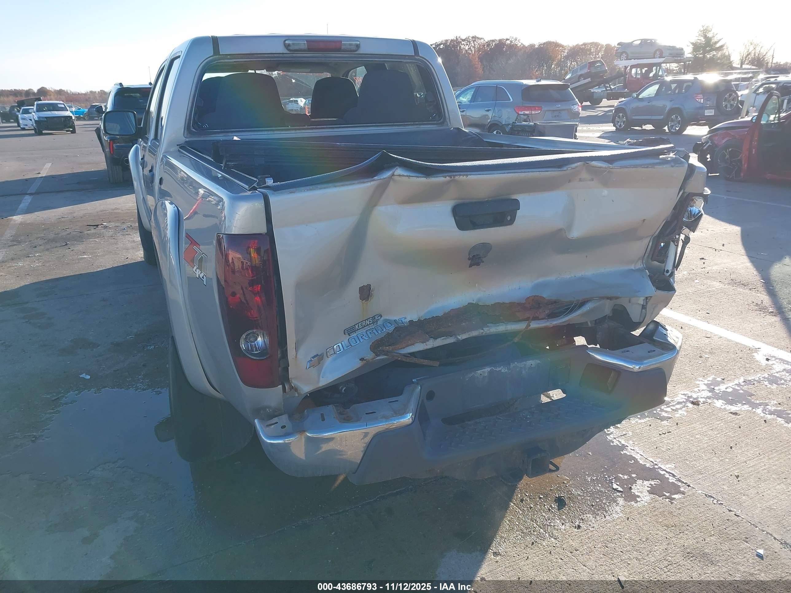CHEVROLET COLORADO image 6