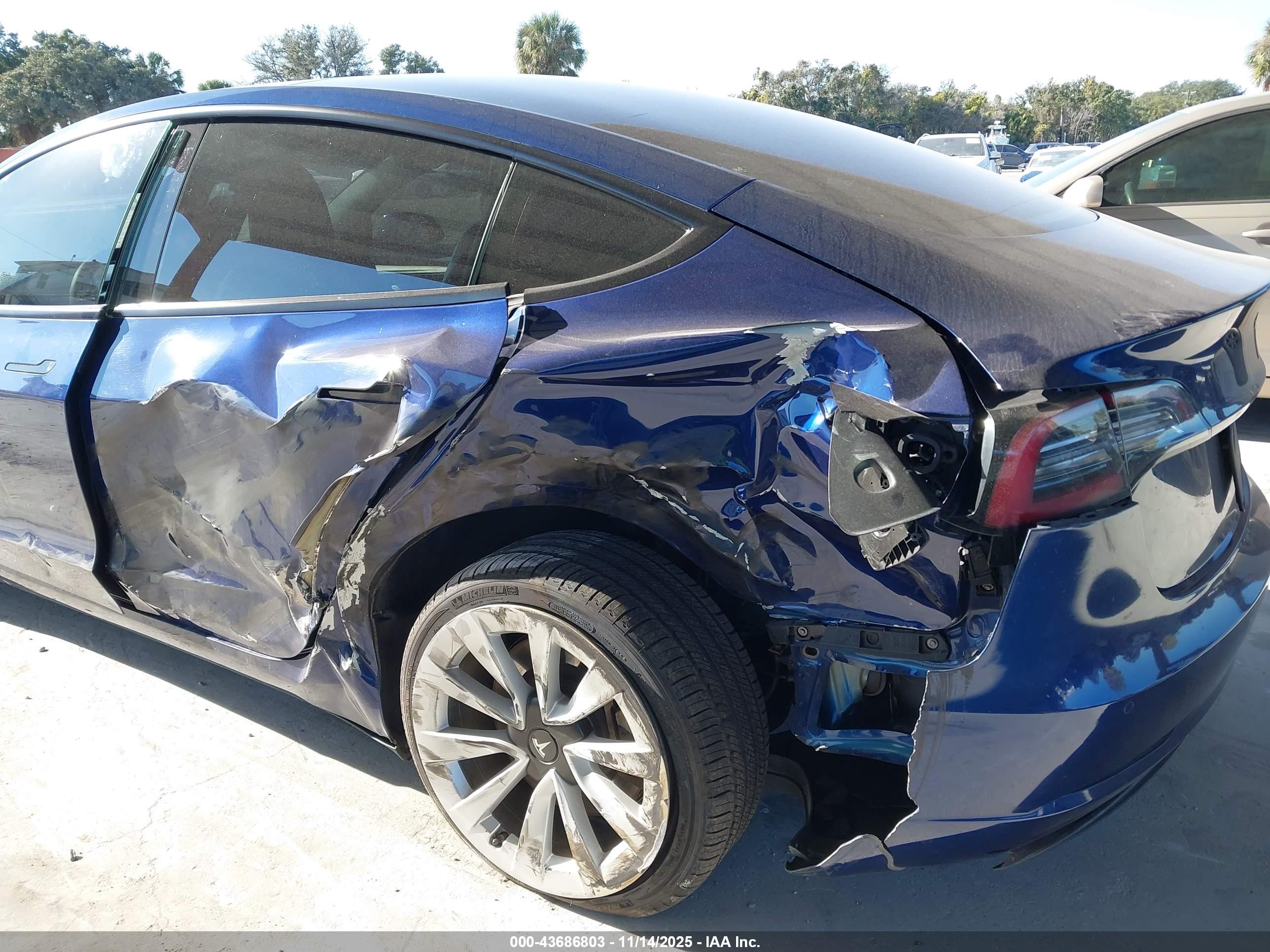 TESLA MODEL image 6