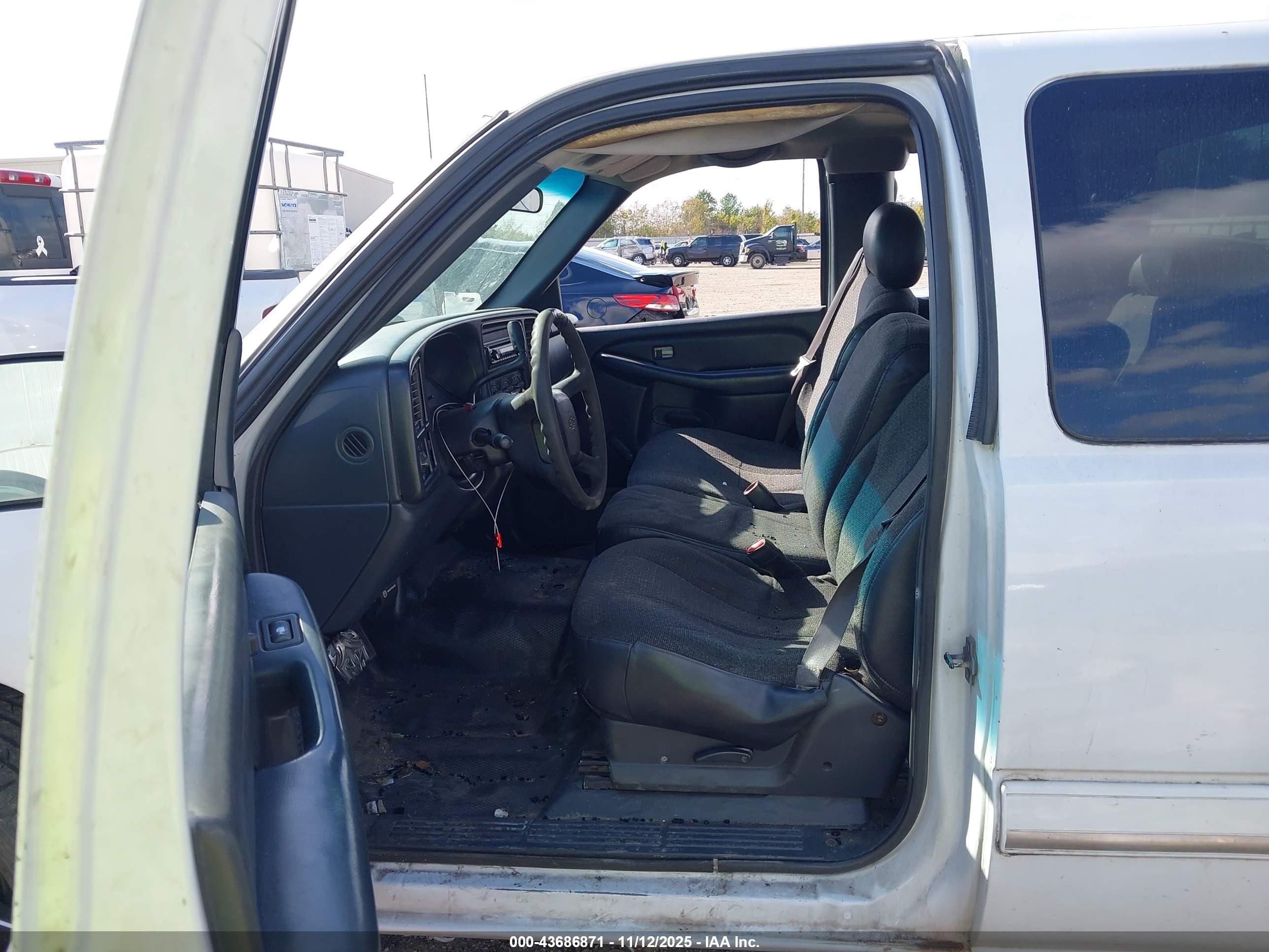 CHEVROLET SILVERADO image 5