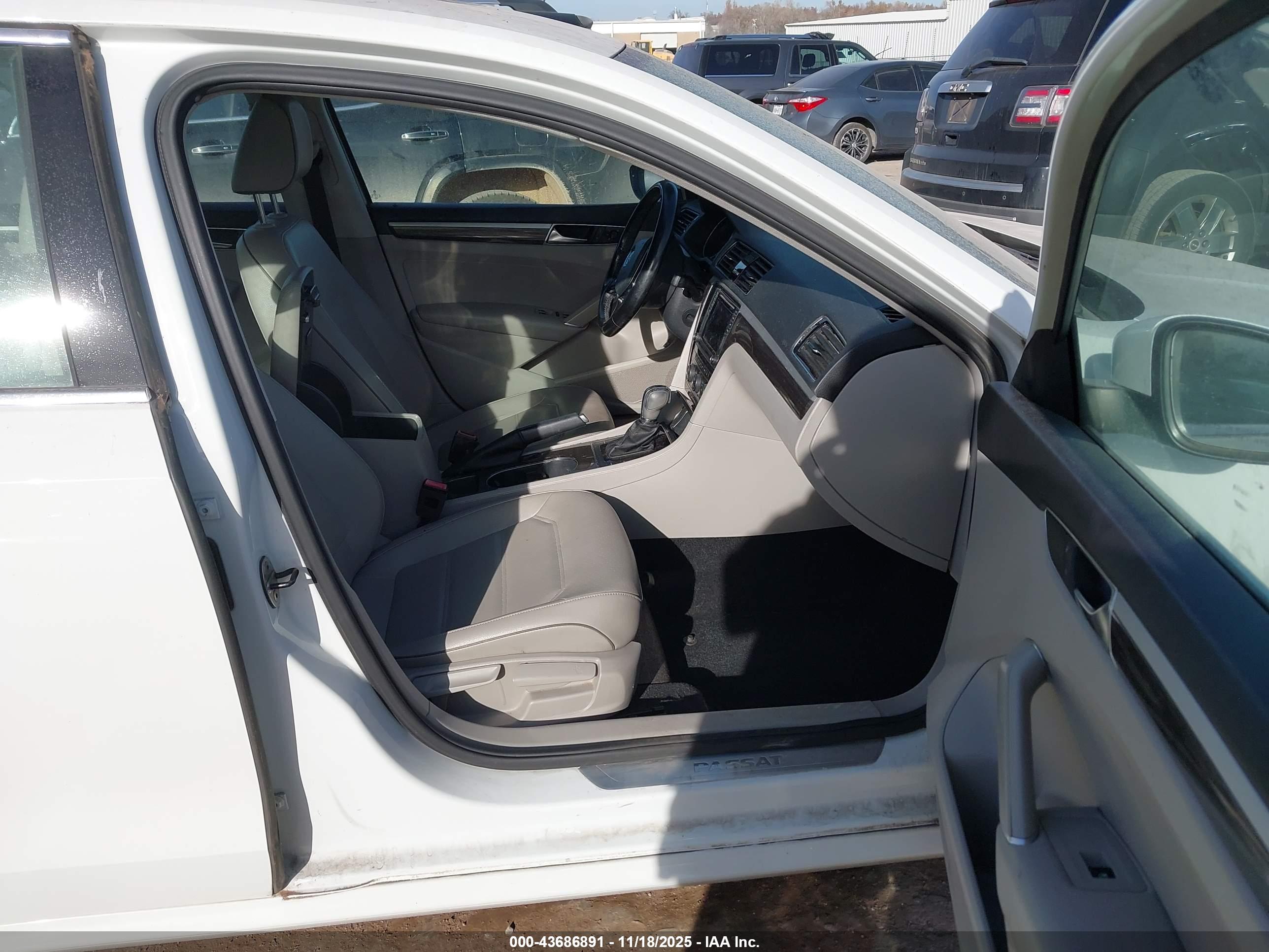 VOLKSWAGEN PASSAT image 5