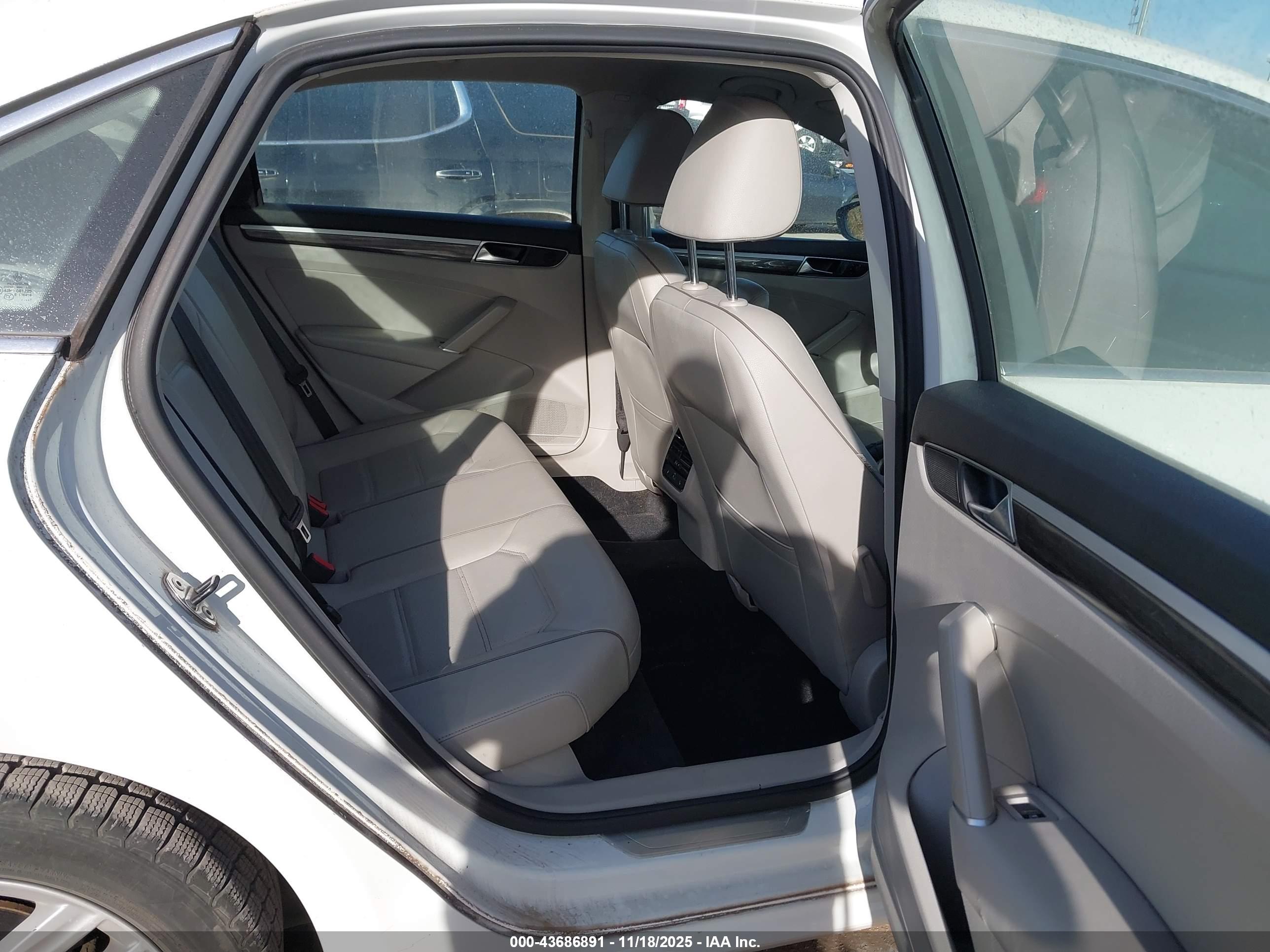 VOLKSWAGEN PASSAT image 8