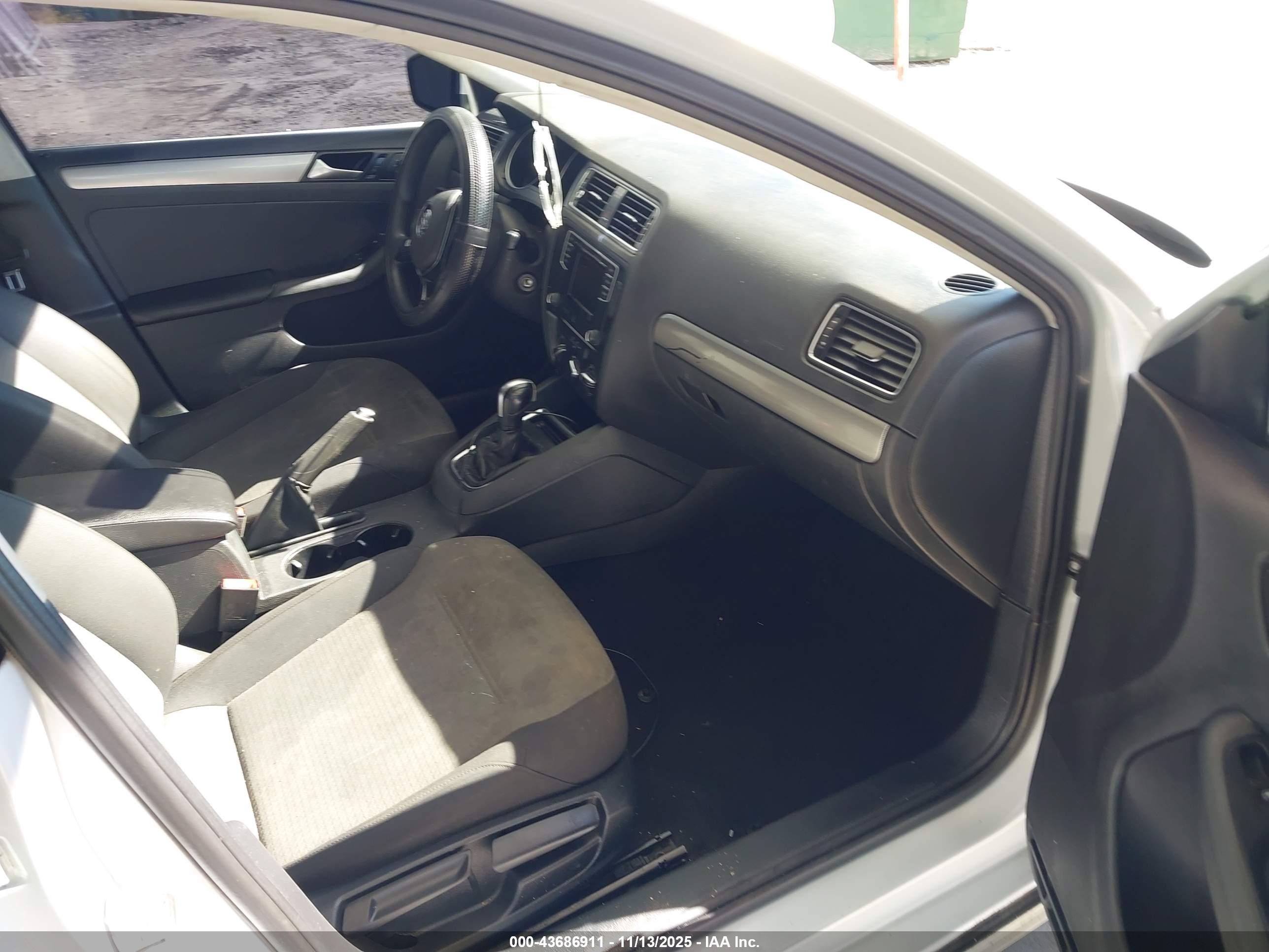 VOLKSWAGEN JETTA image 5