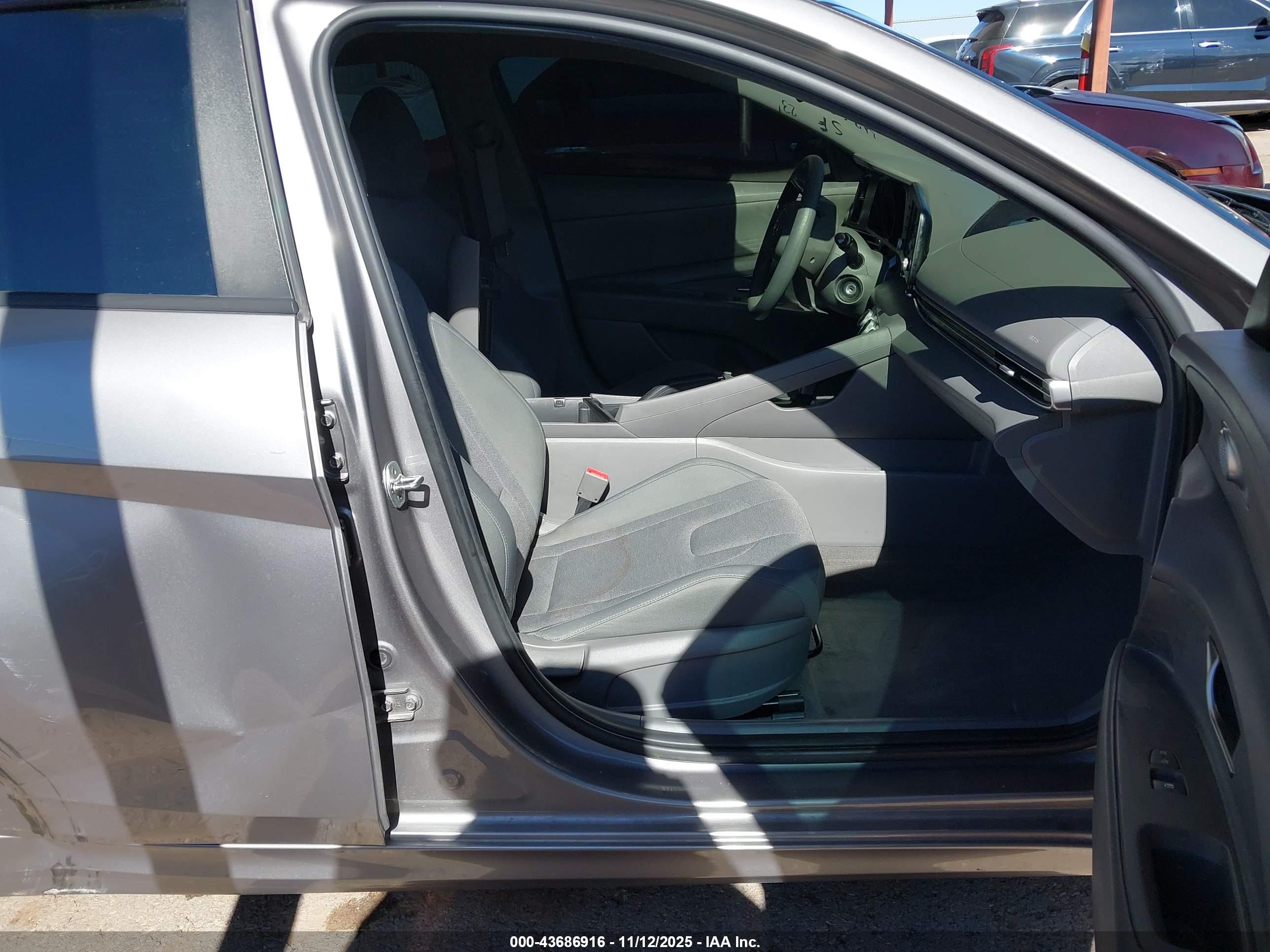 HYUNDAI ELANTRA image 5