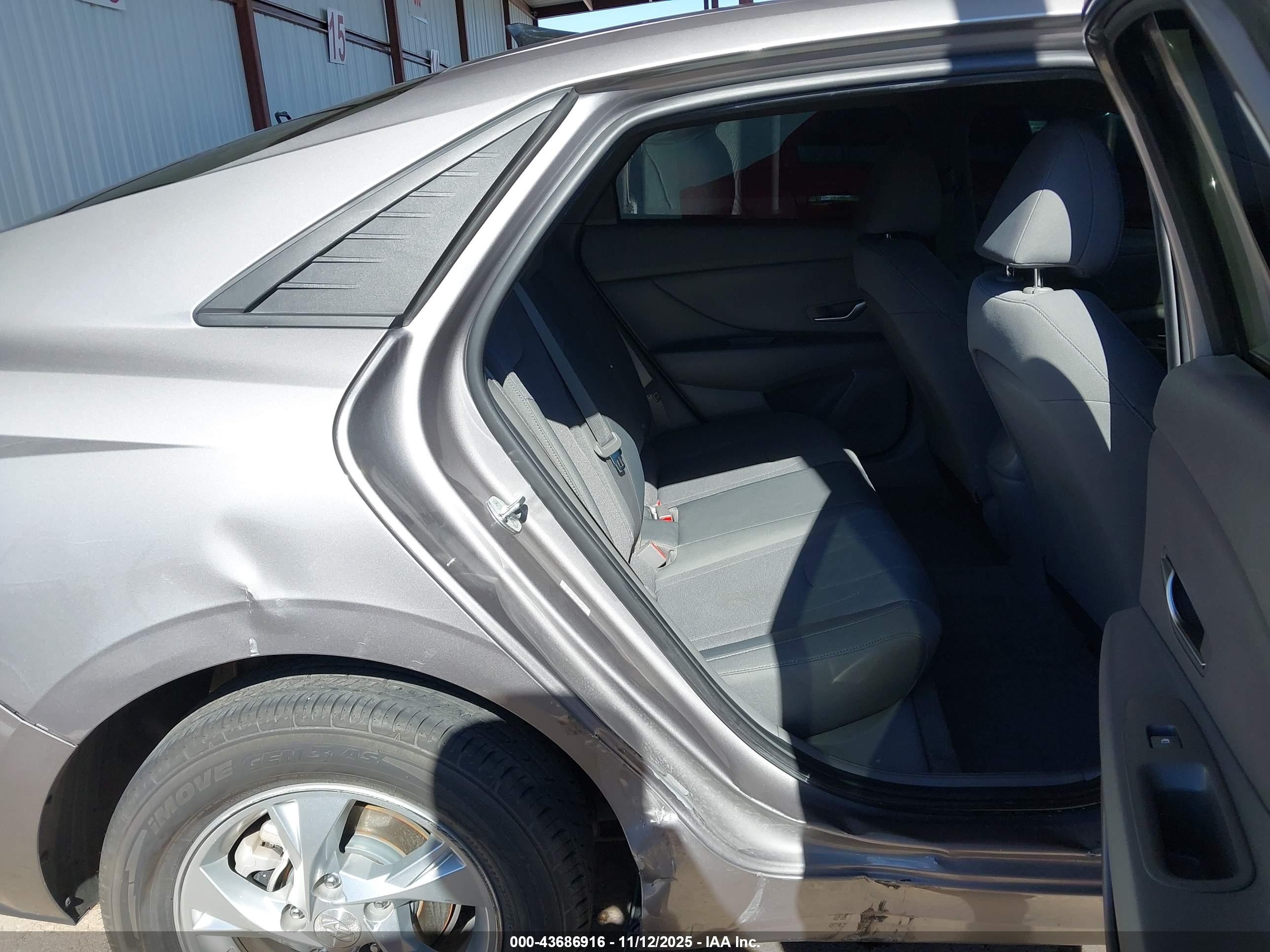 HYUNDAI ELANTRA image 8