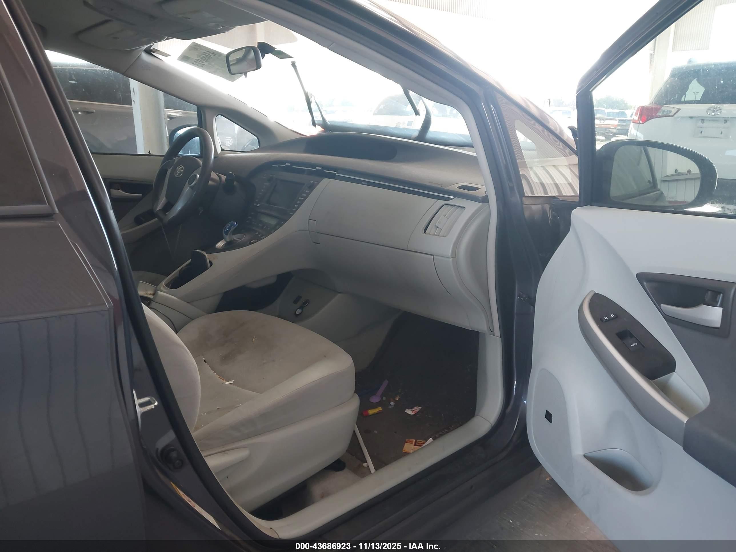 TOYOTA PRIUS image 5