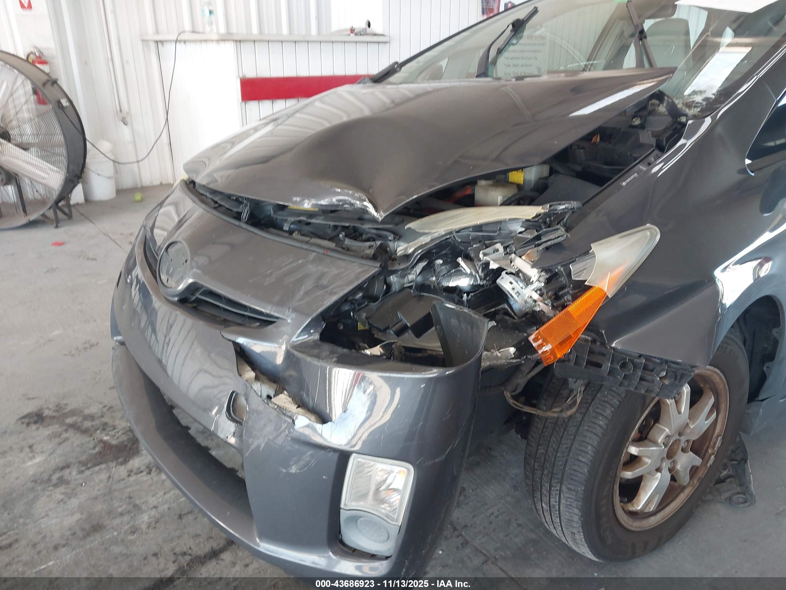 TOYOTA PRIUS image 6