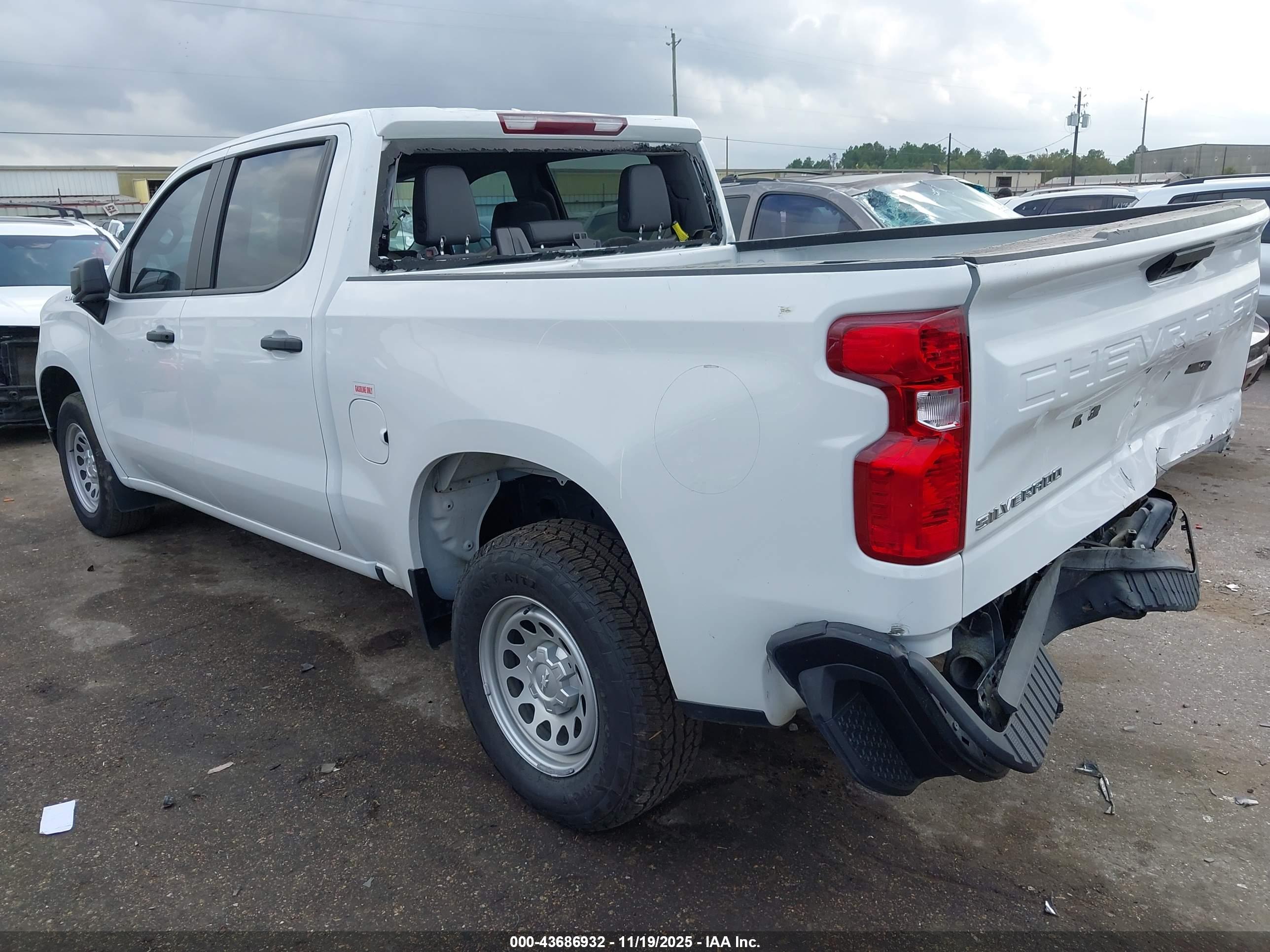 CHEVROLET SILVERADO image 3