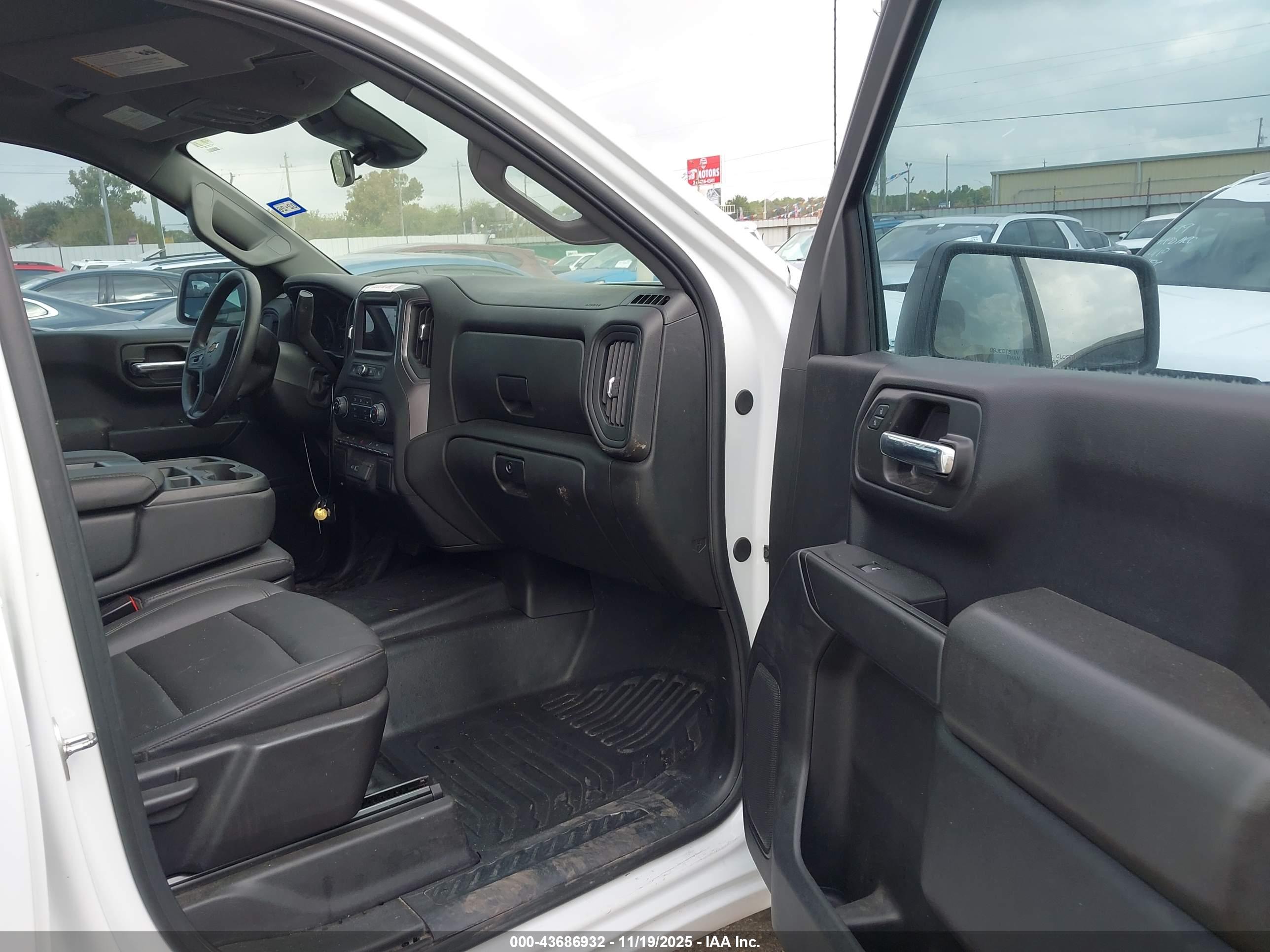 CHEVROLET SILVERADO image 5