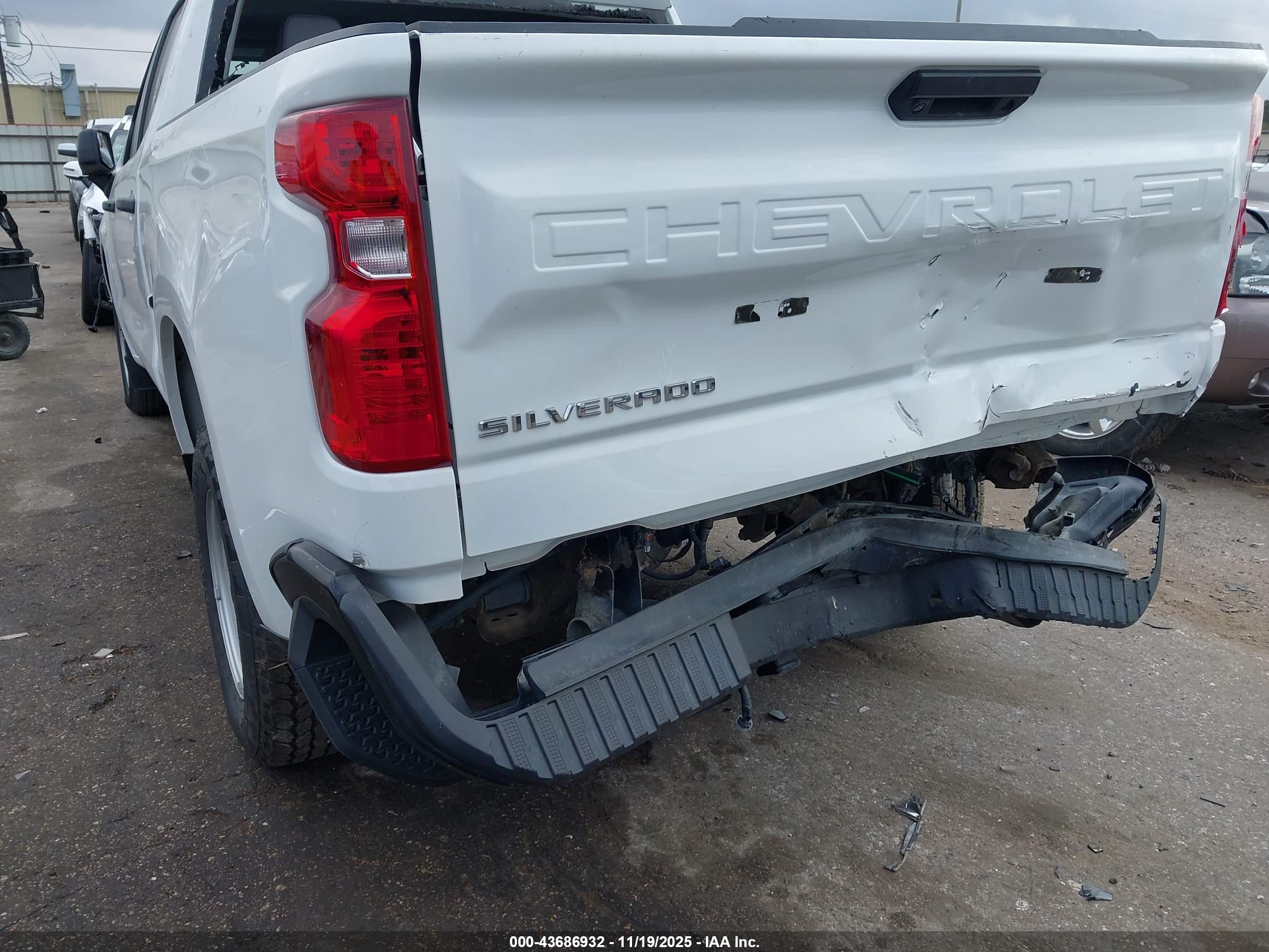CHEVROLET SILVERADO image 6