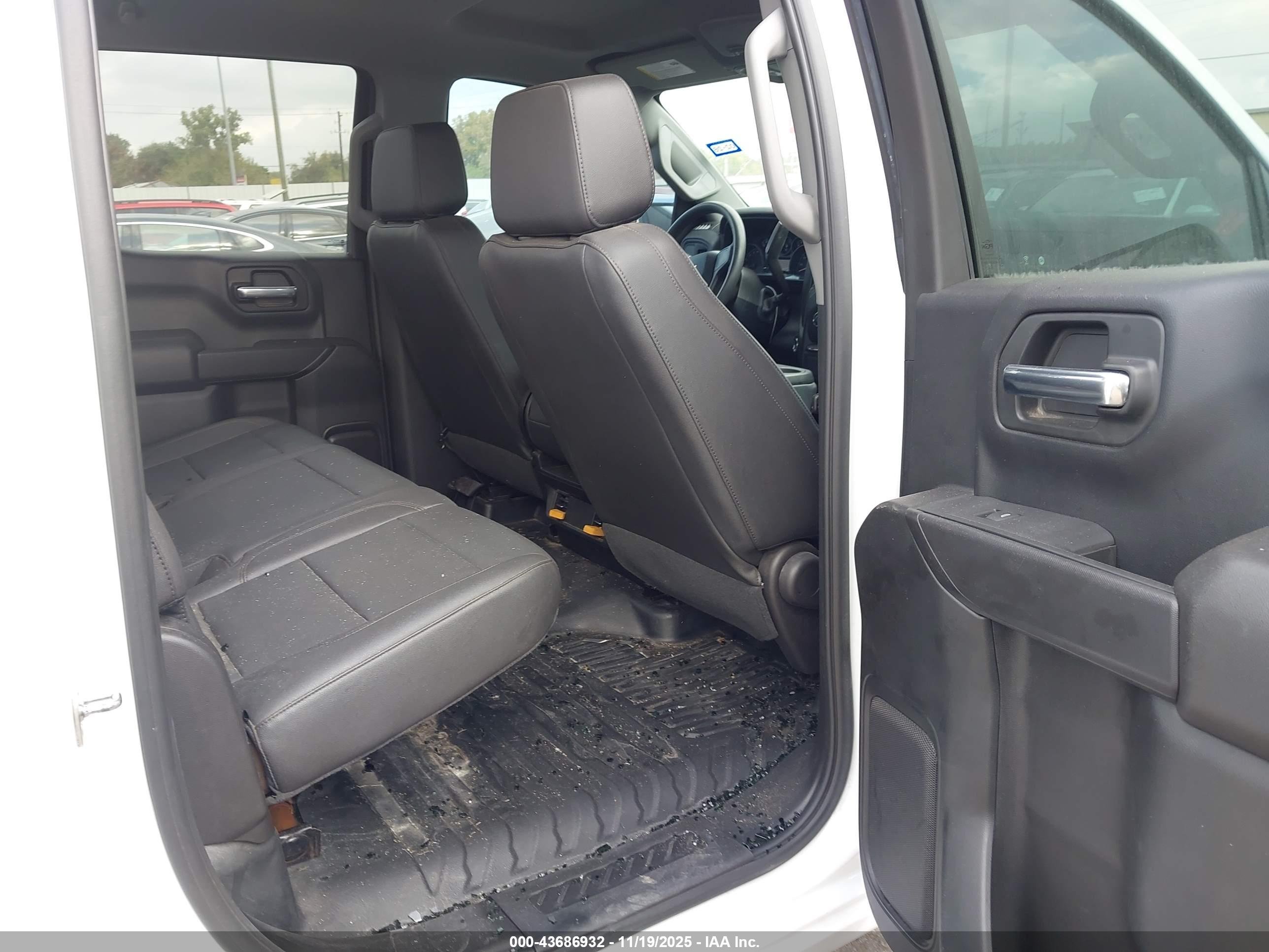 CHEVROLET SILVERADO image 8