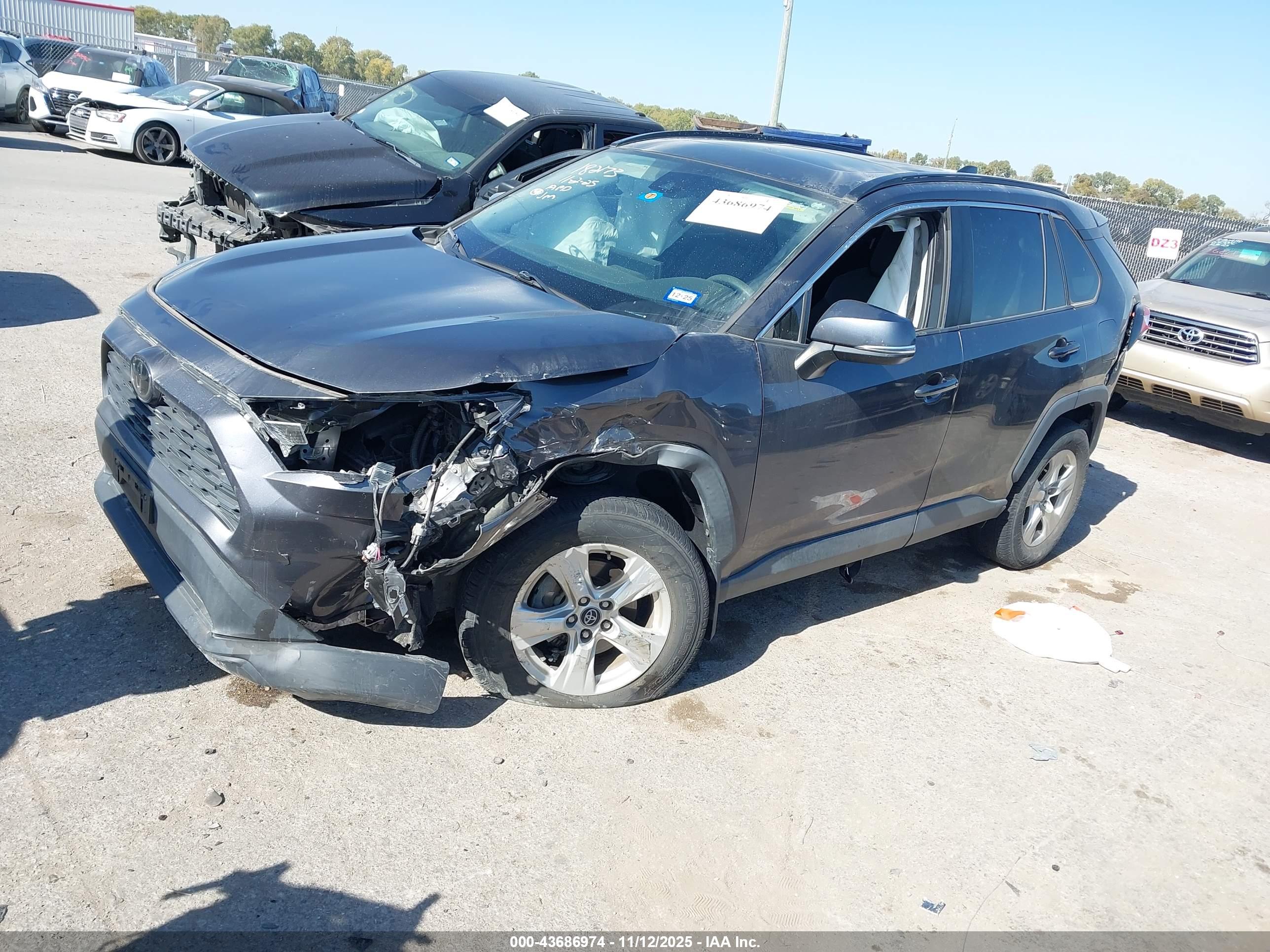 TOYOTA RAV4 image 2