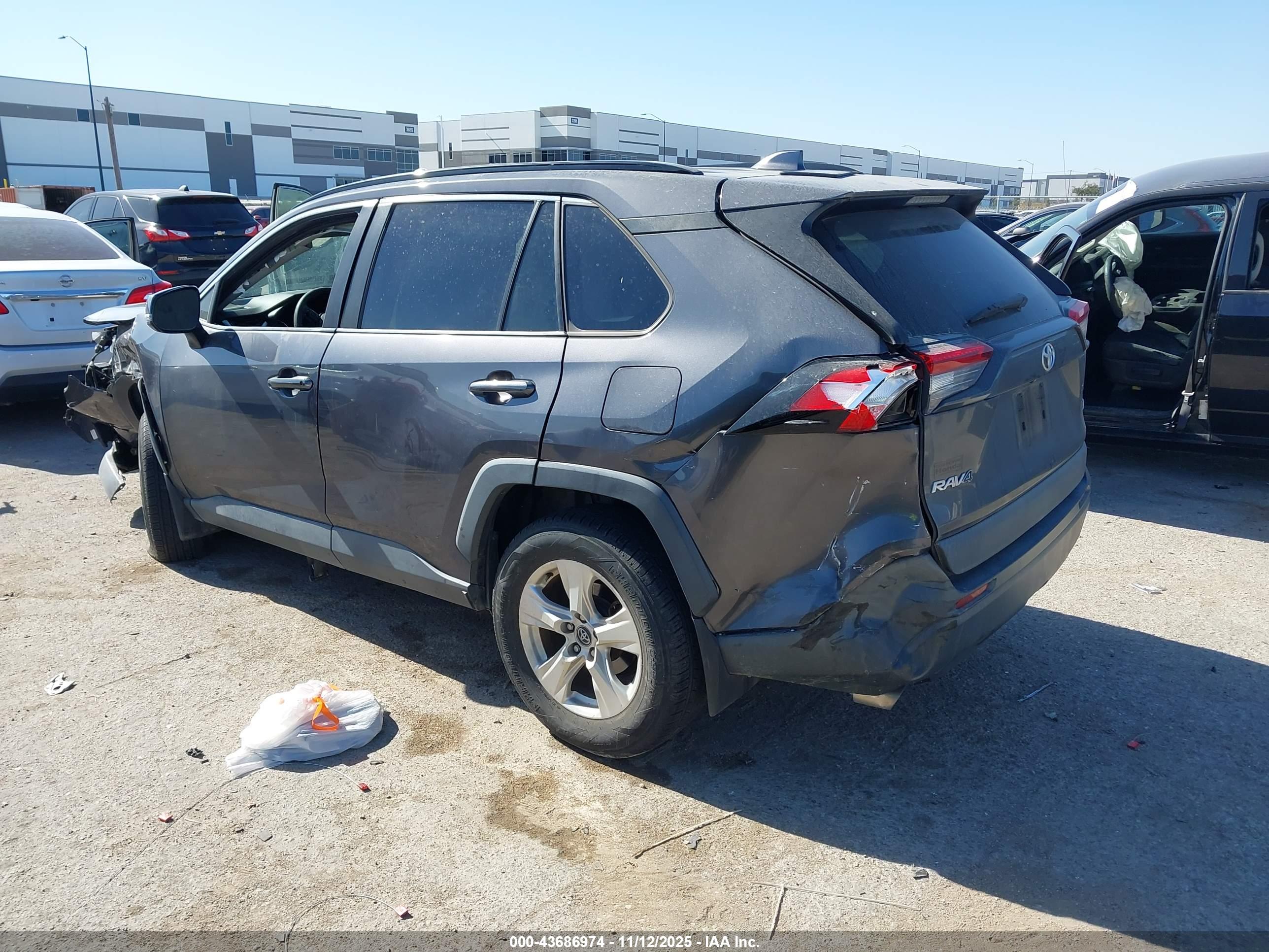 TOYOTA RAV4 image 3