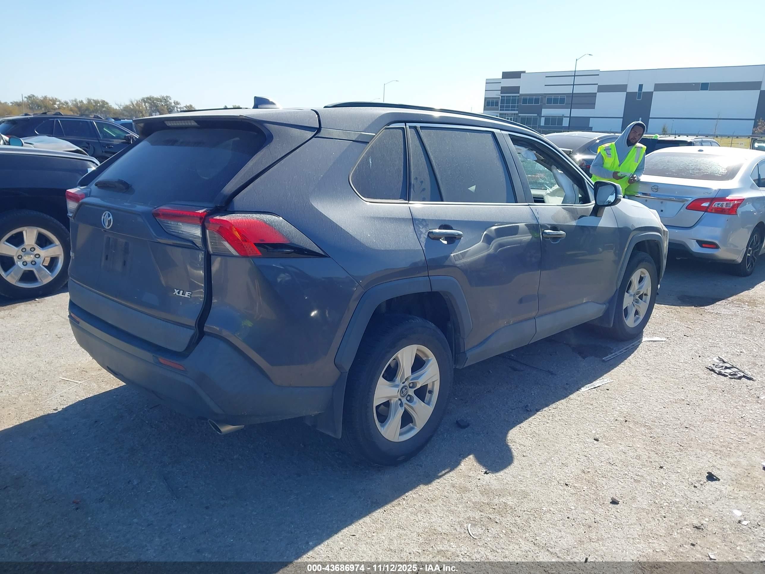 TOYOTA RAV4 image 4