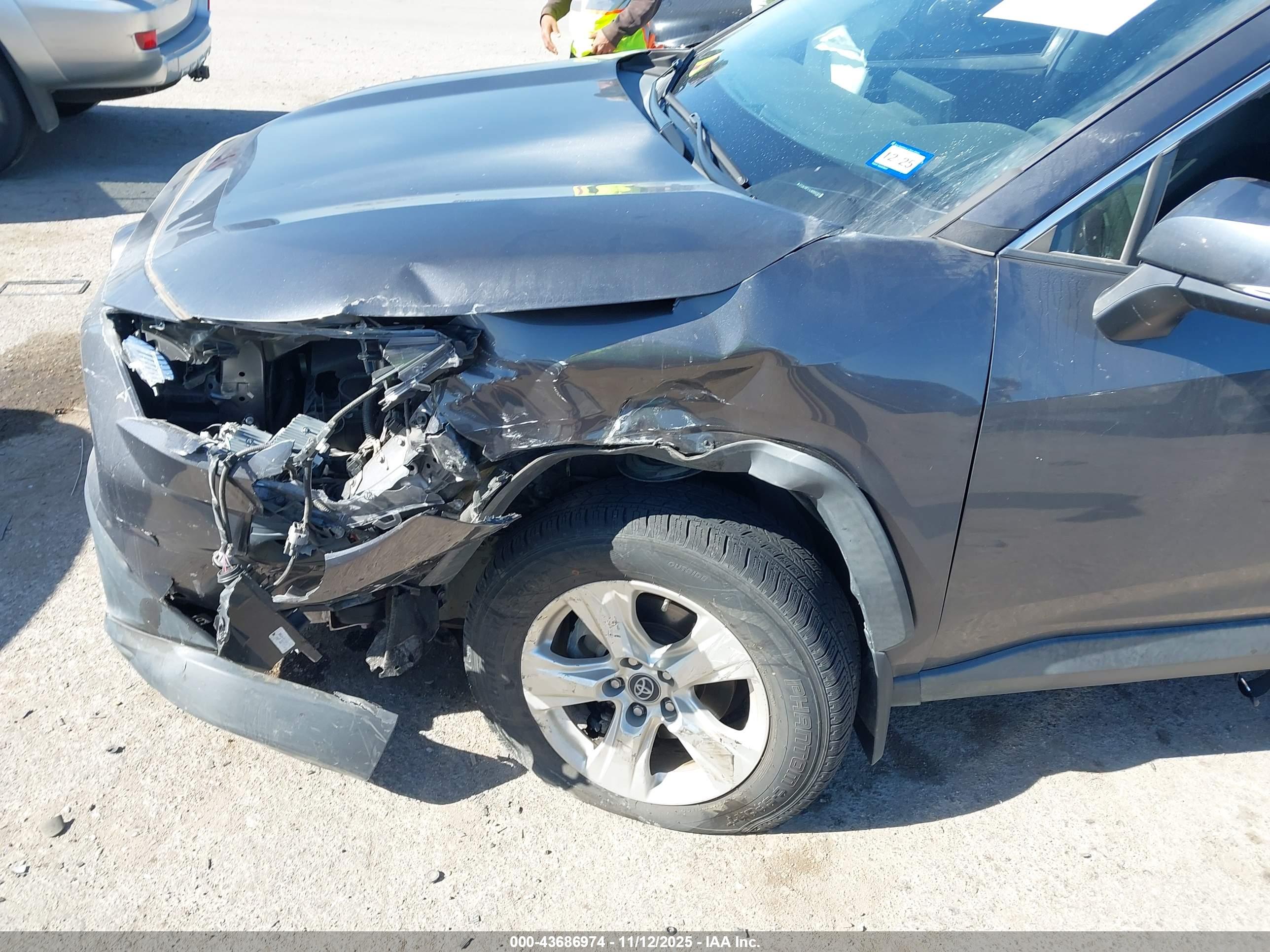TOYOTA RAV4 image 6