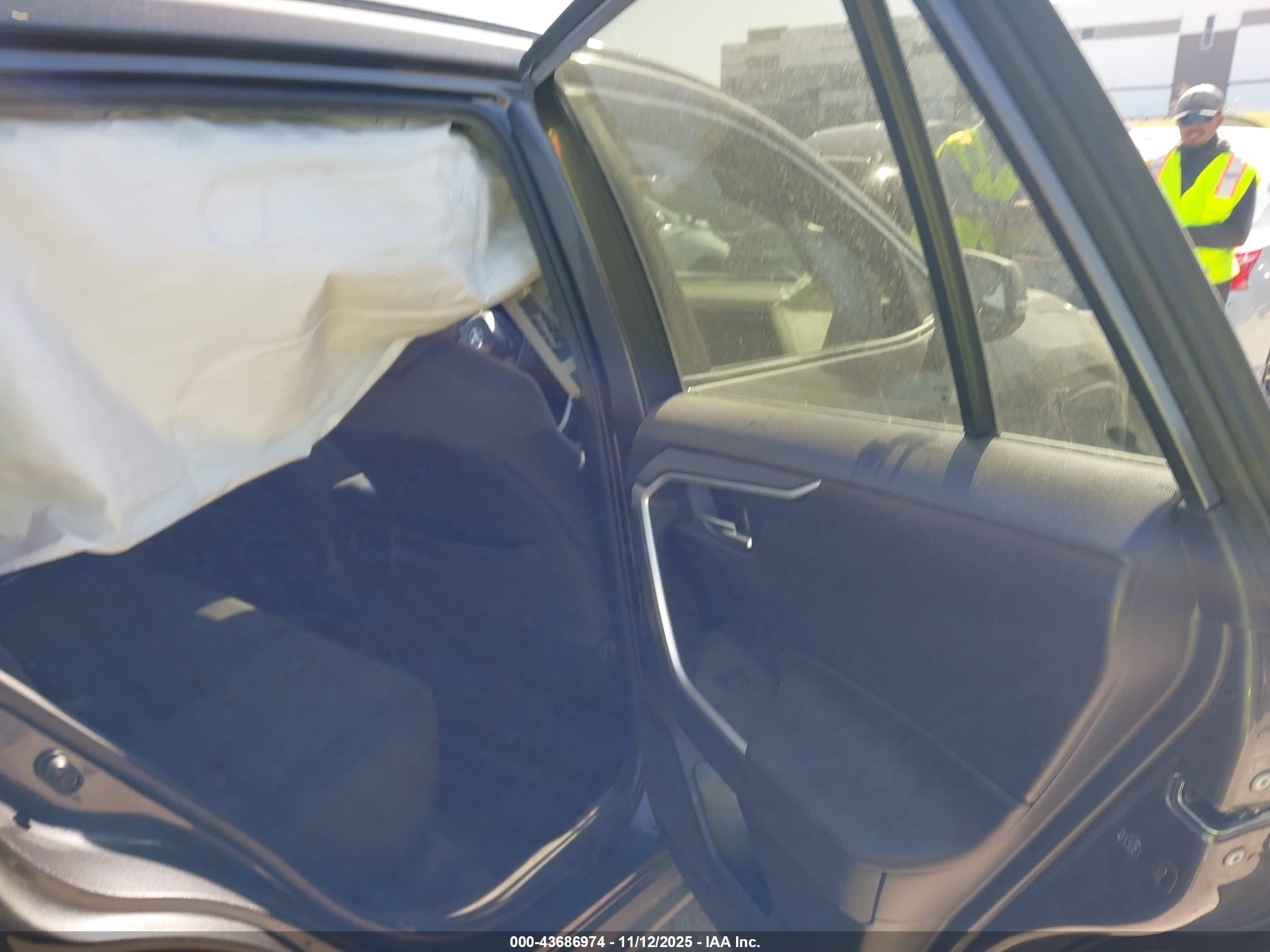 TOYOTA RAV4 image 8