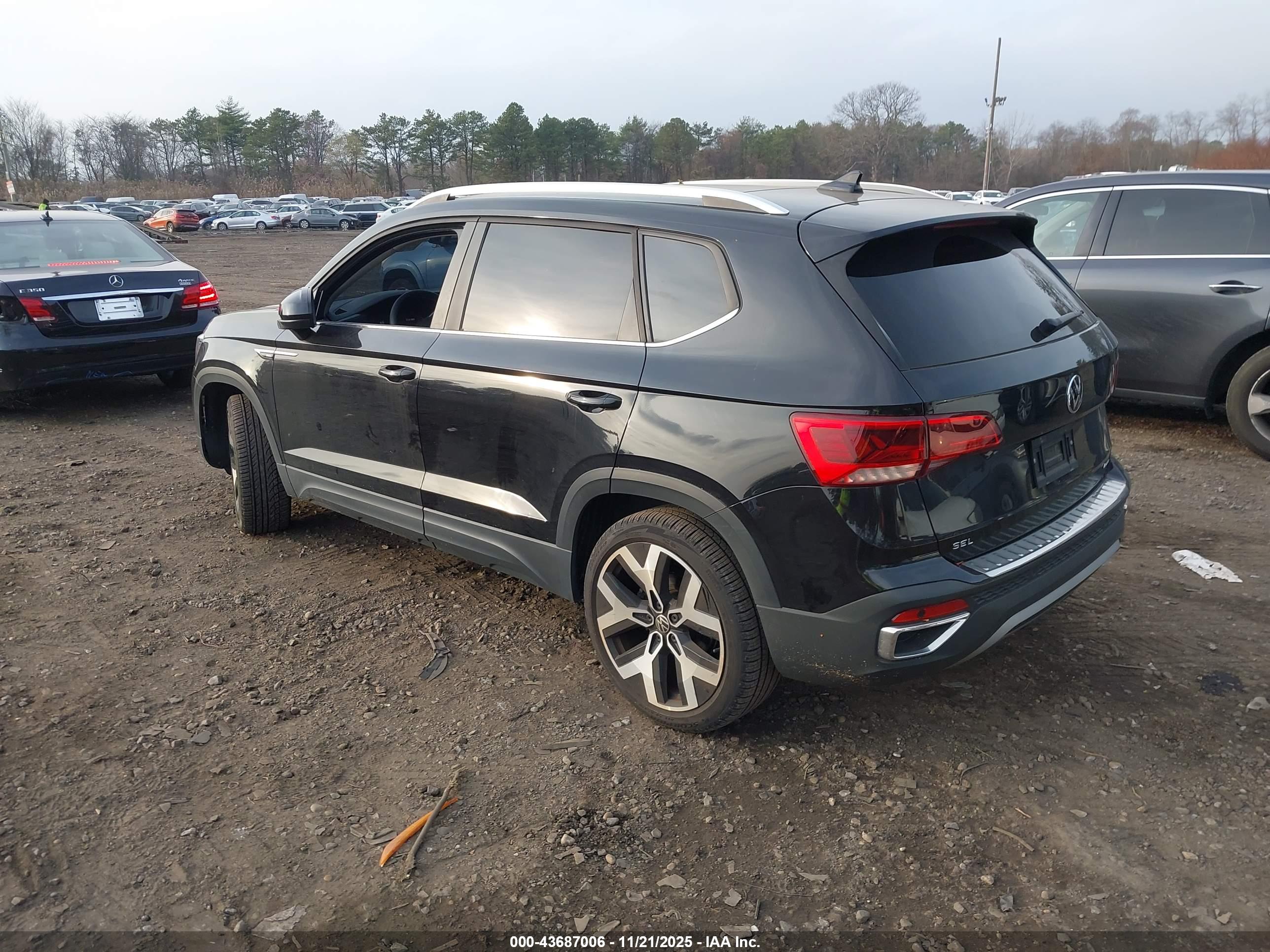 VOLKSWAGEN TAOS image 3