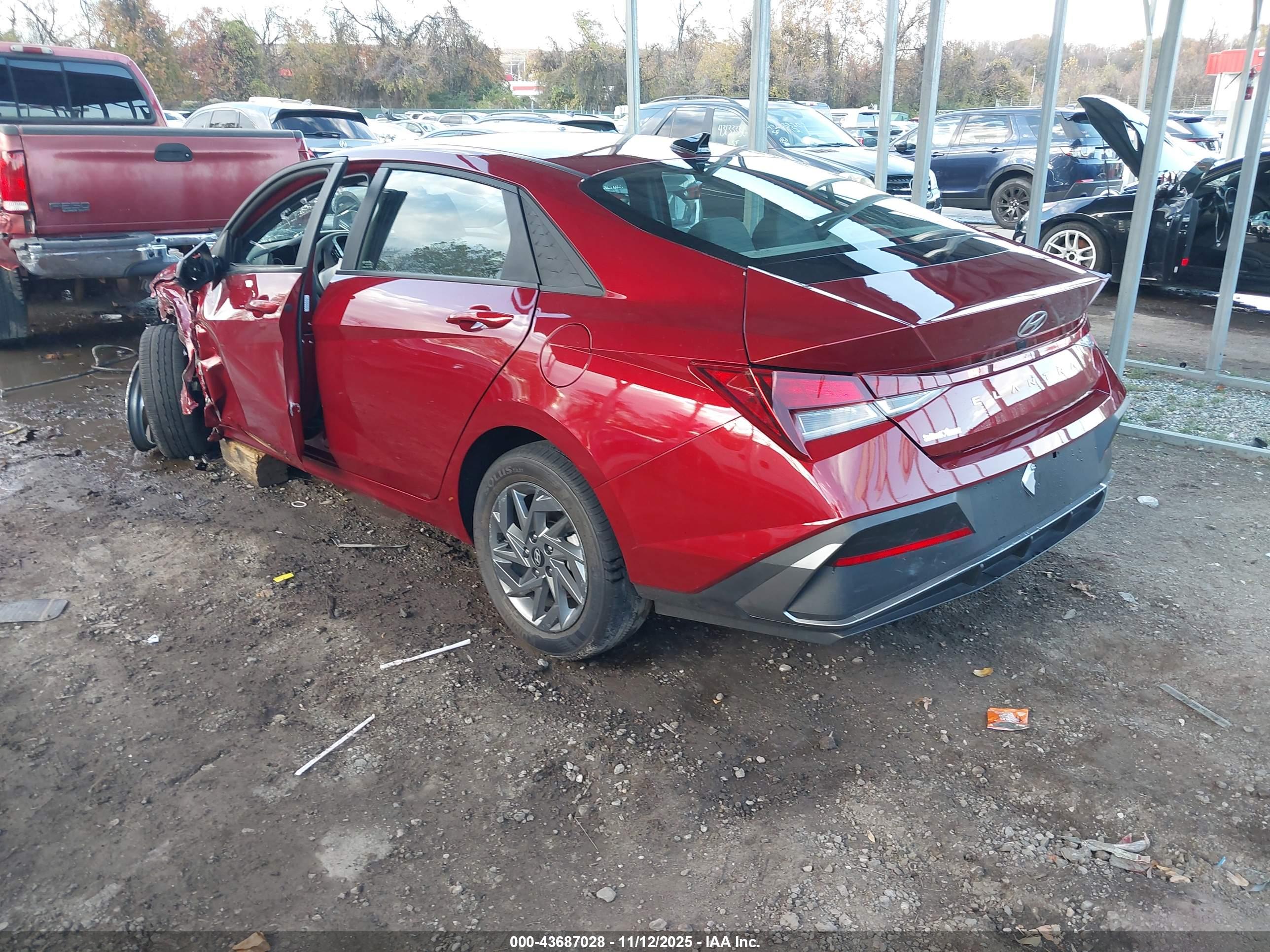 HYUNDAI ELANTRA image 3