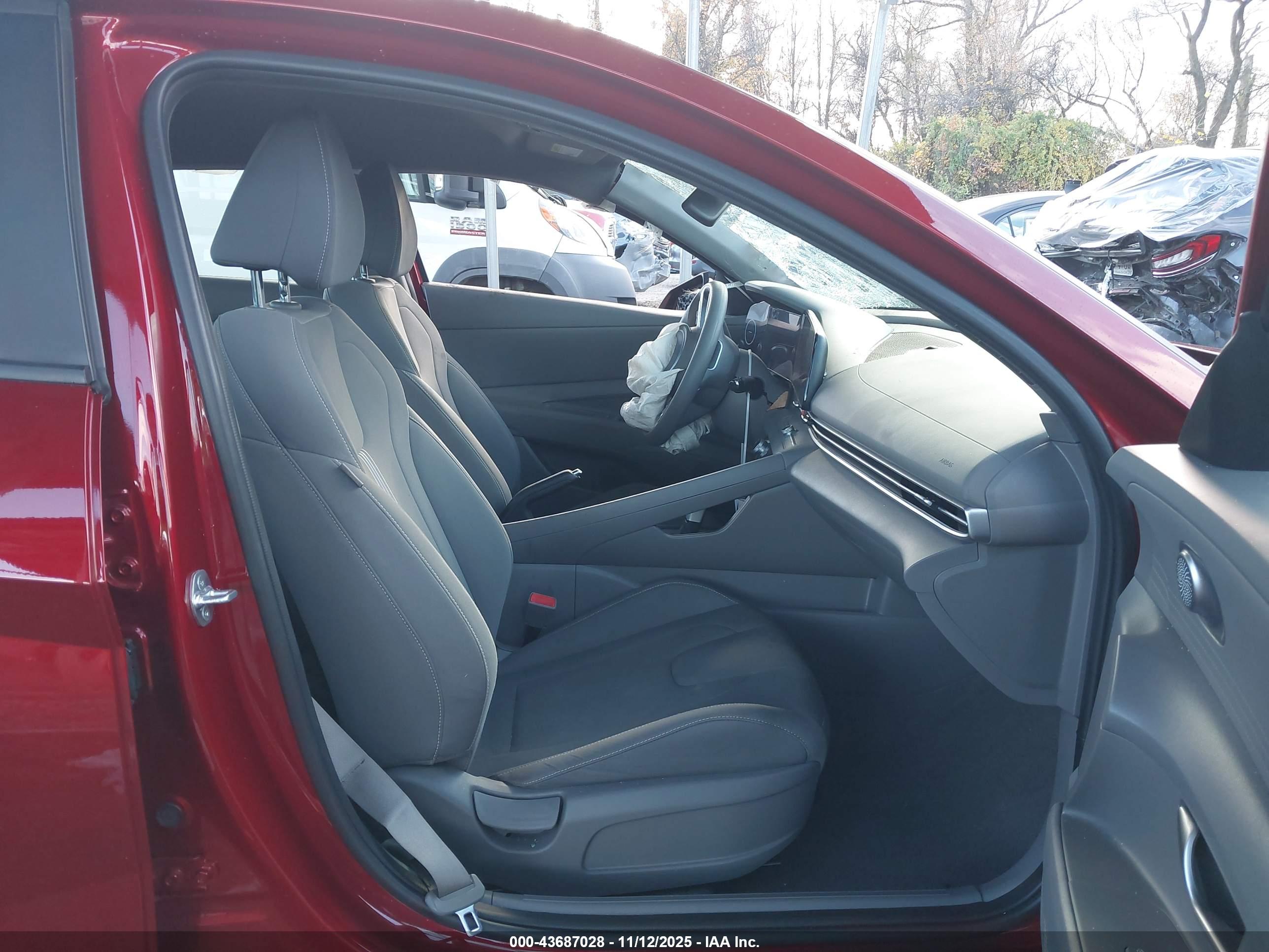 HYUNDAI ELANTRA image 5
