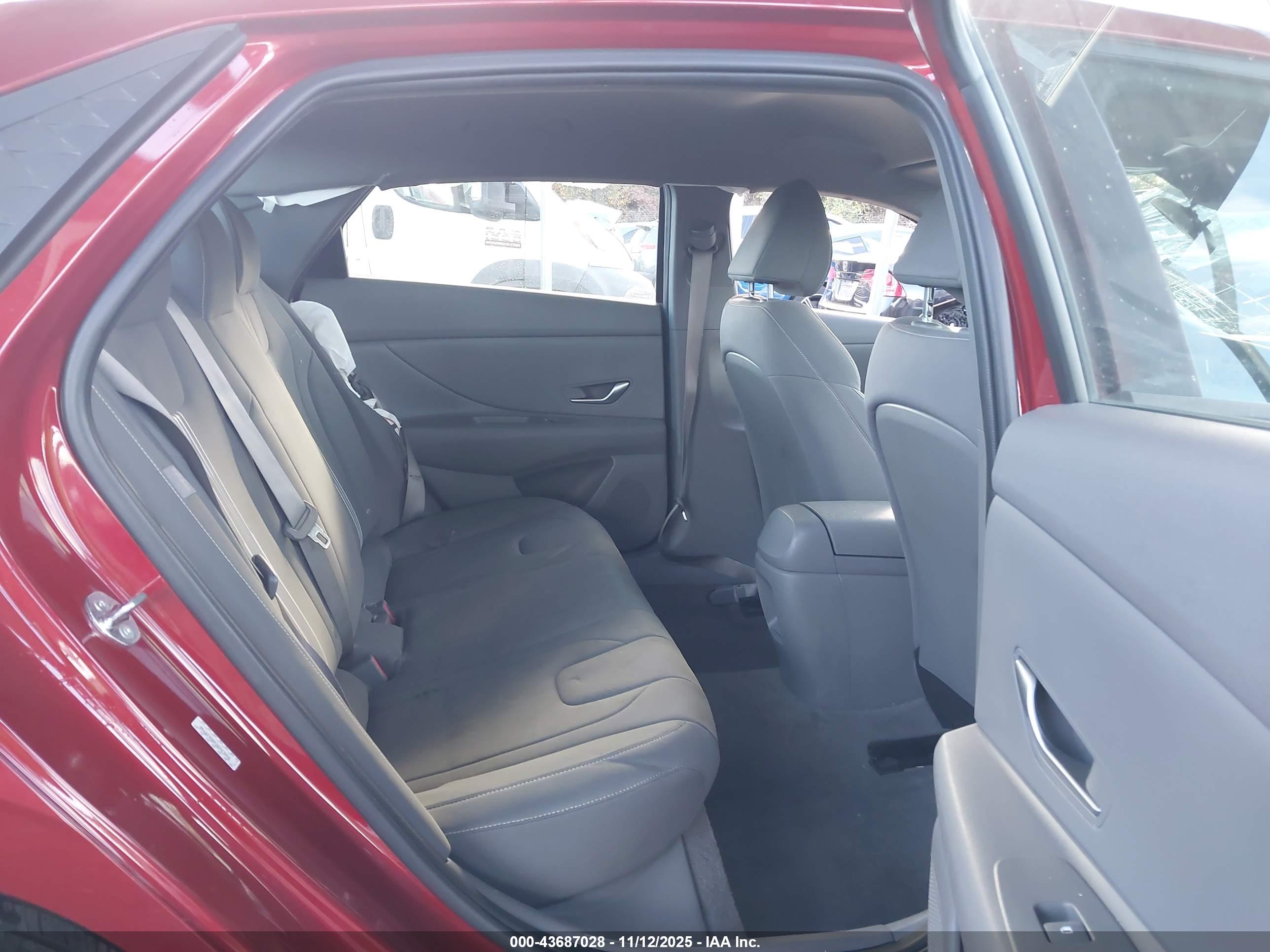 HYUNDAI ELANTRA image 8