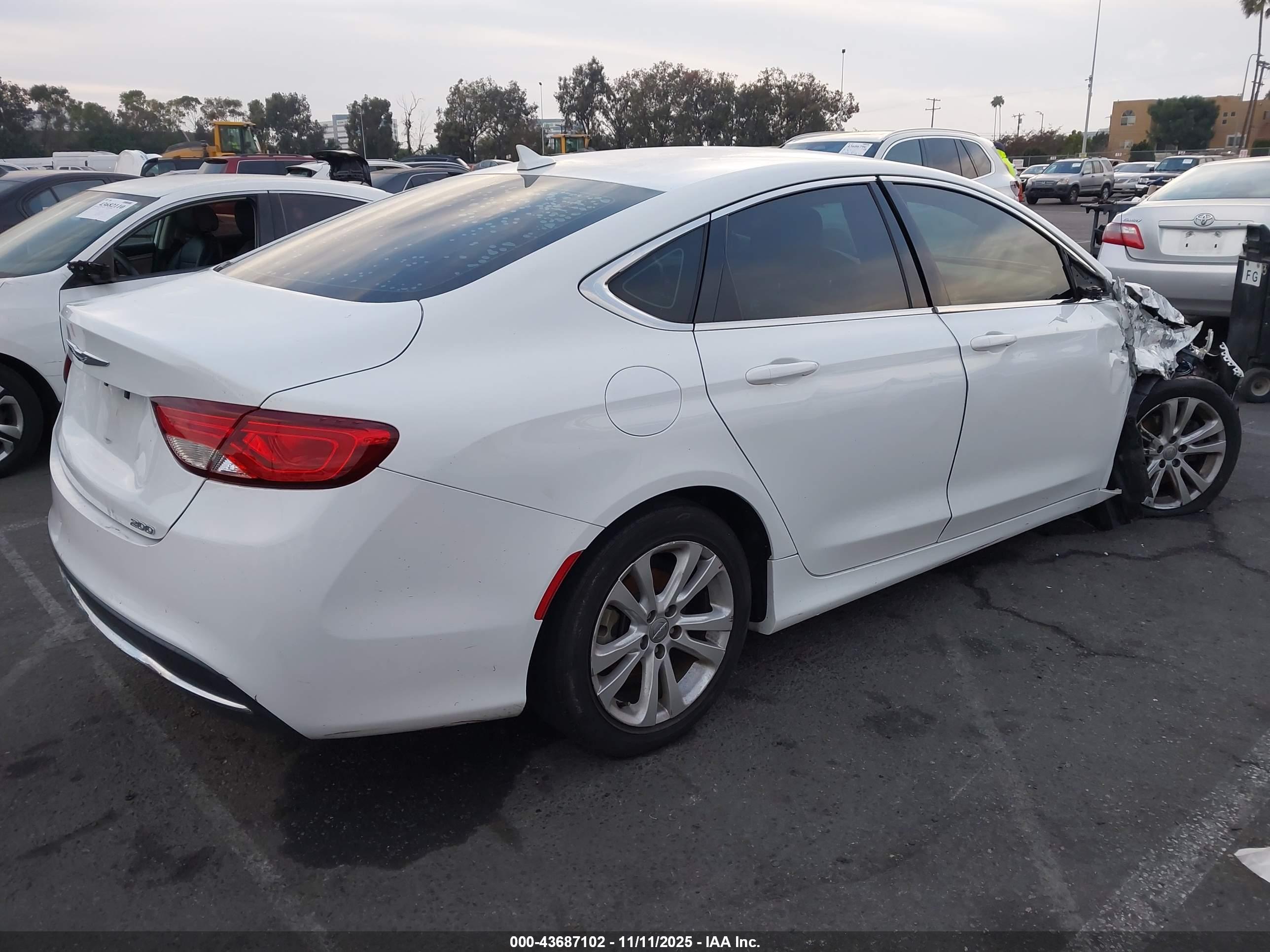 CHRYSLER 200 image 4