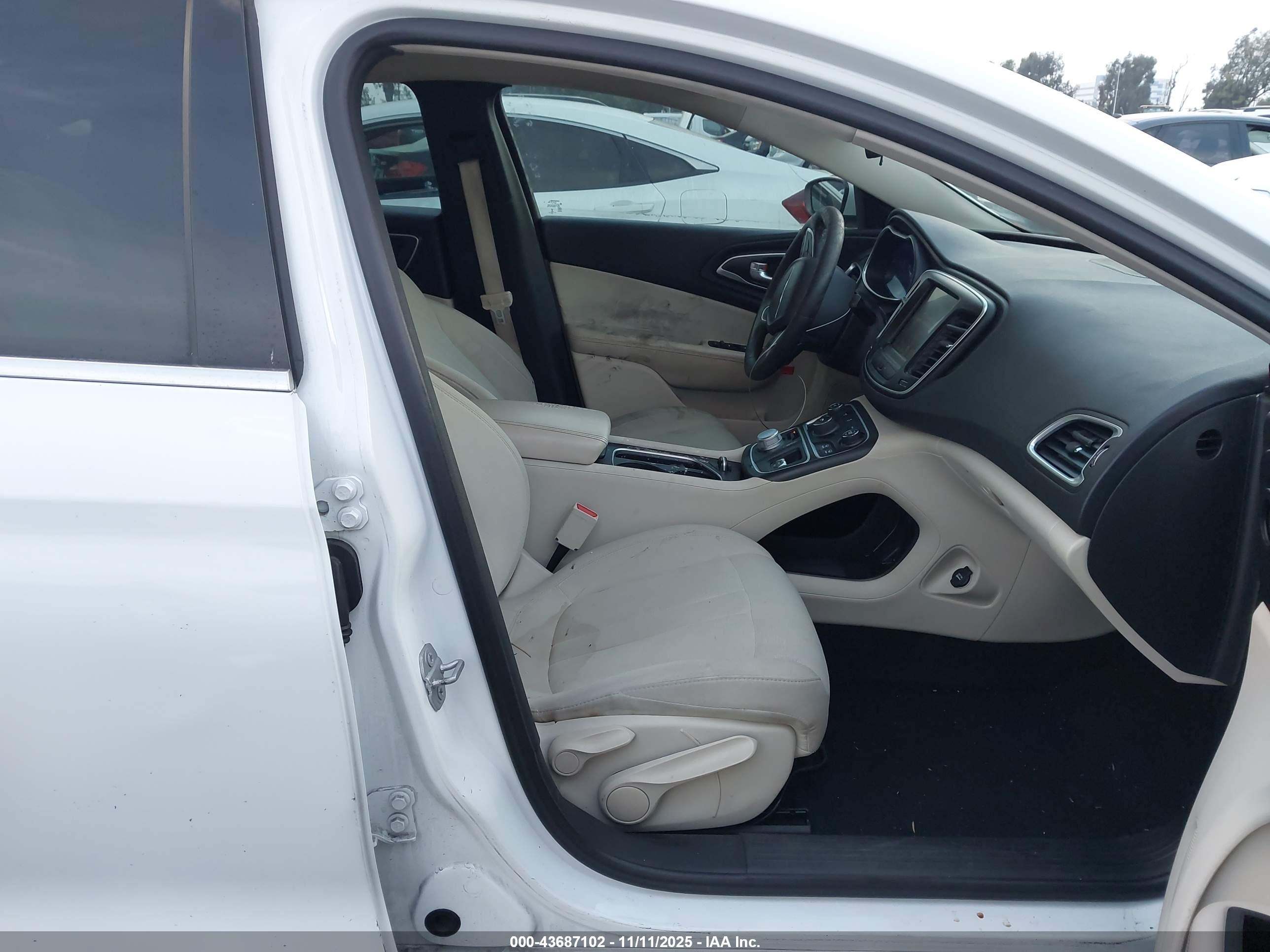 CHRYSLER 200 image 5