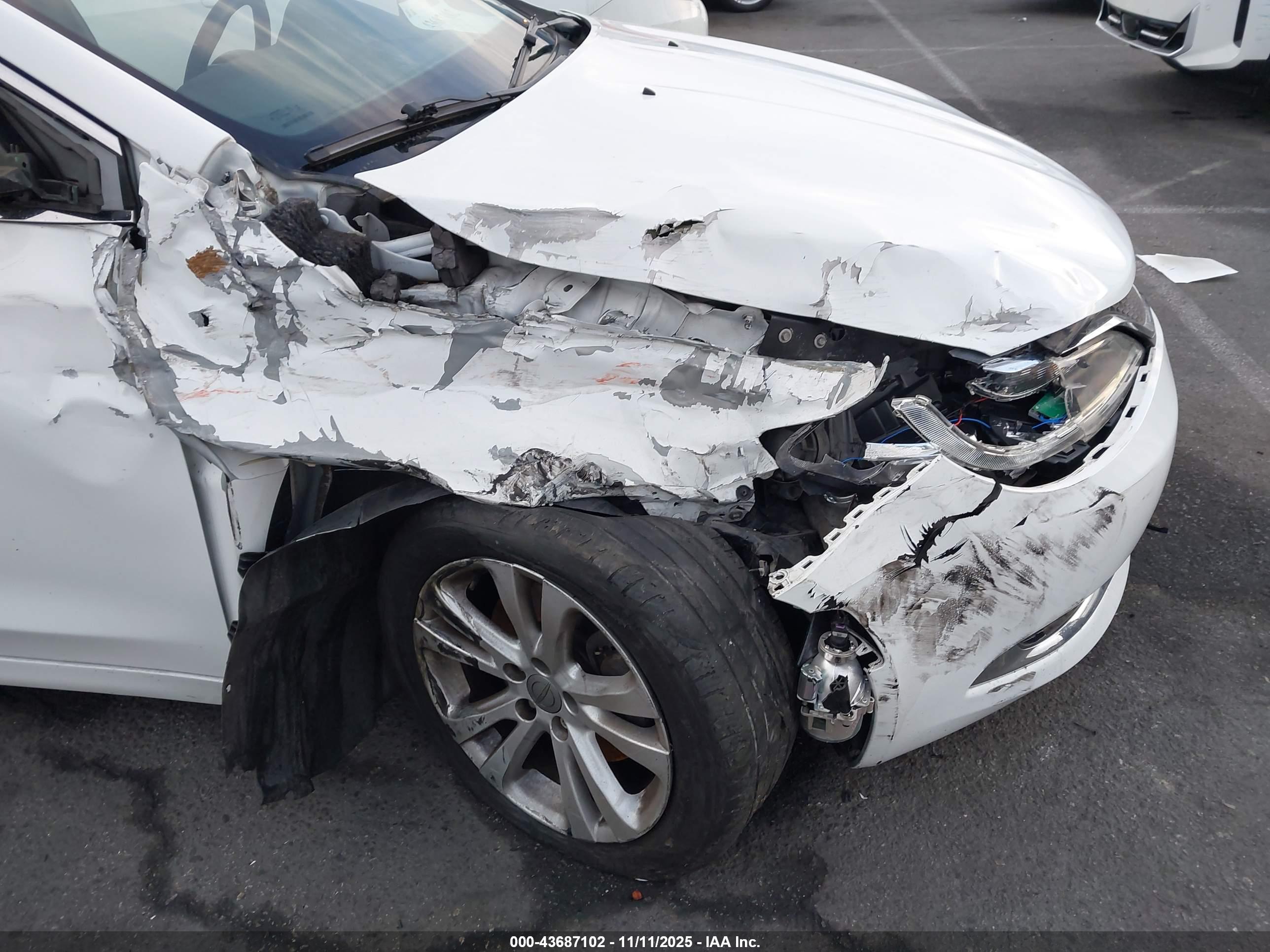 CHRYSLER 200 image 6