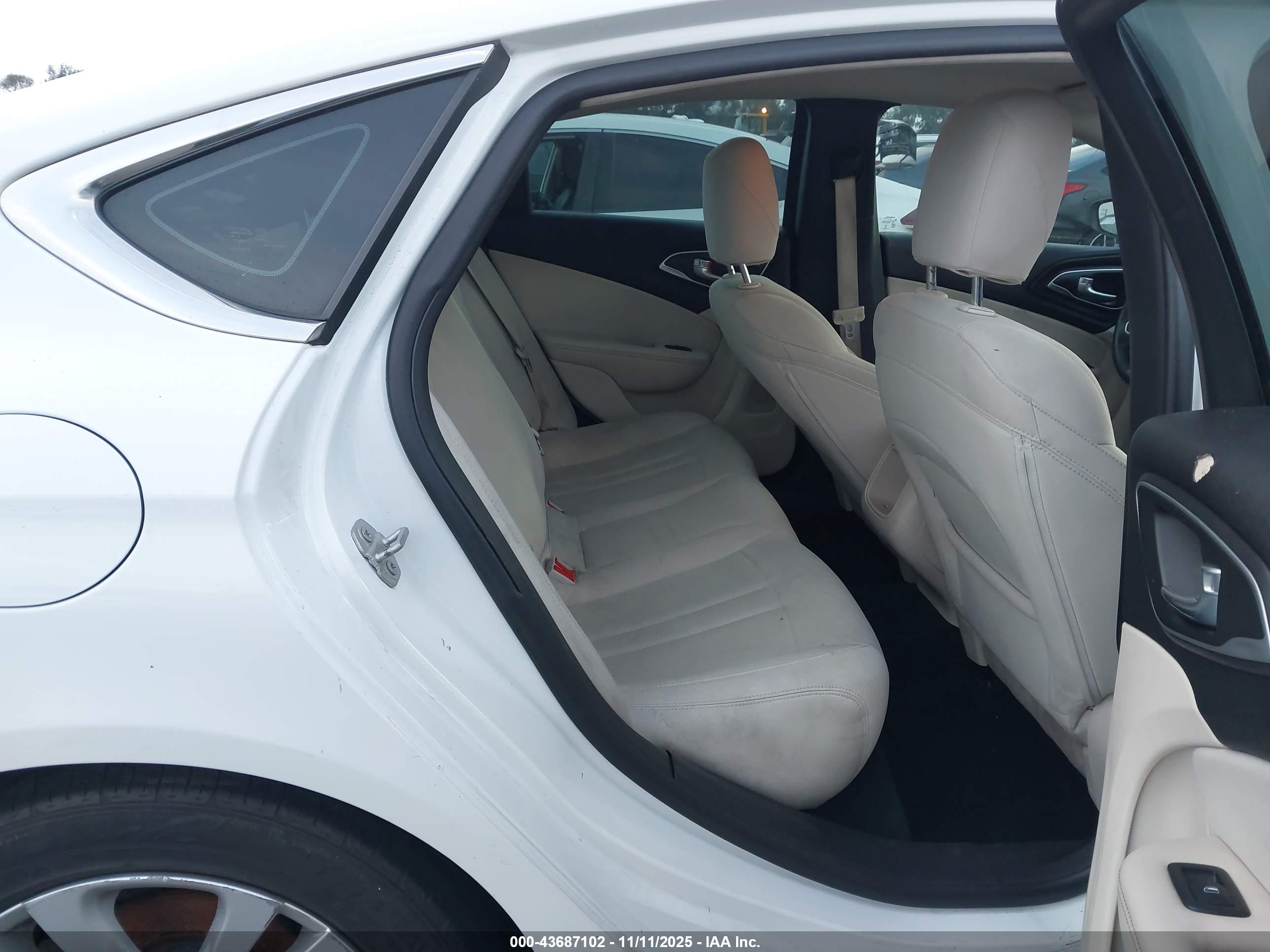 CHRYSLER 200 image 8