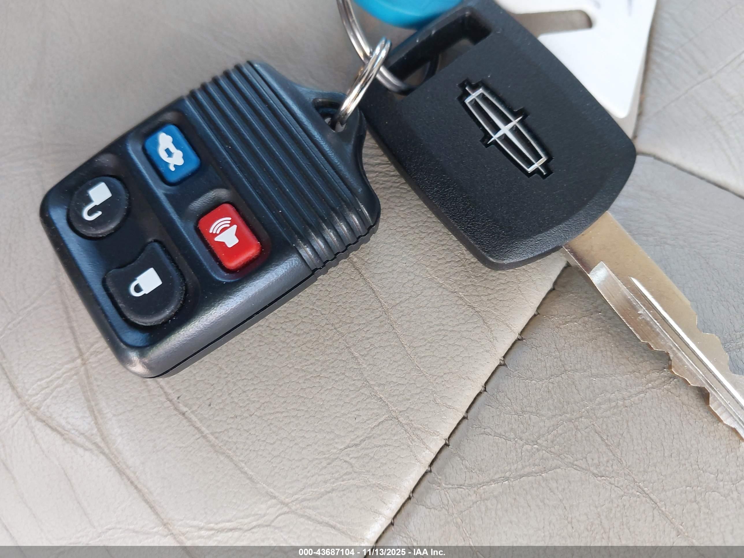 LINCOLN TOWN image 11