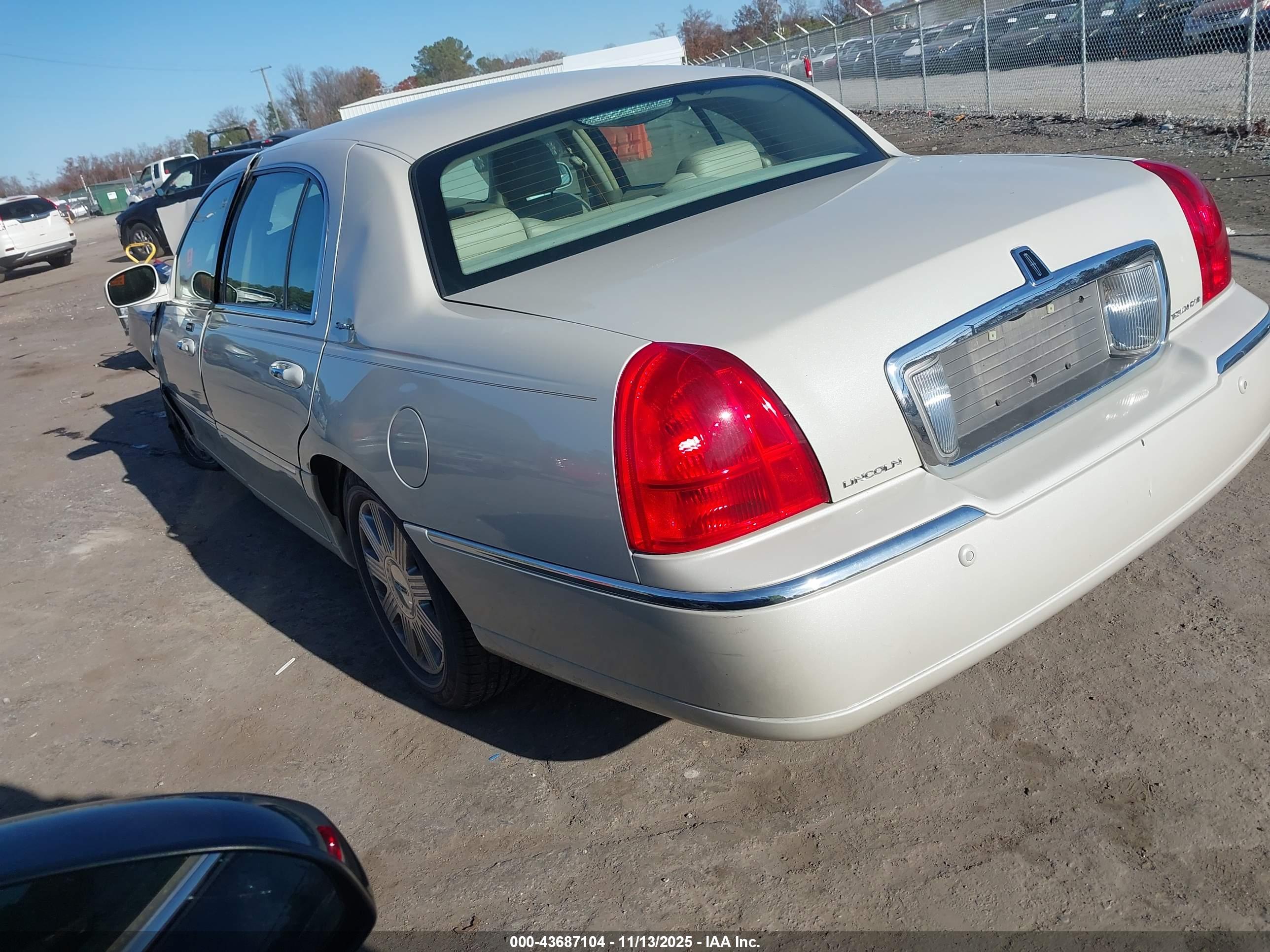 LINCOLN TOWN image 3
