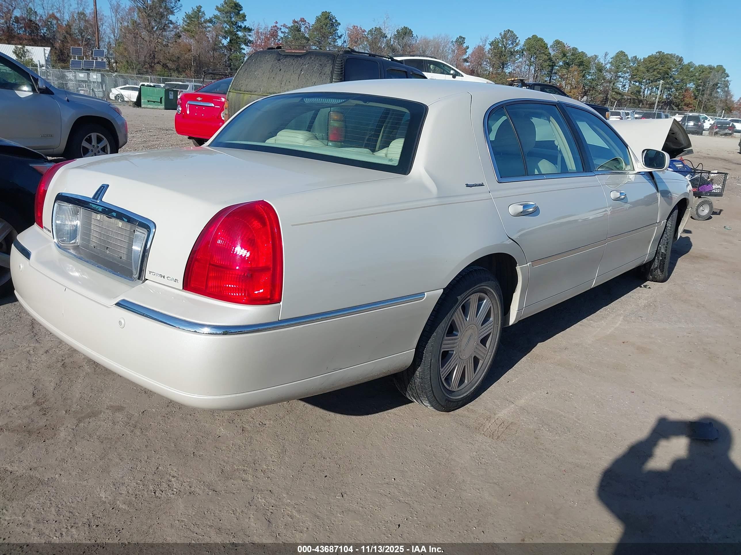 LINCOLN TOWN image 4