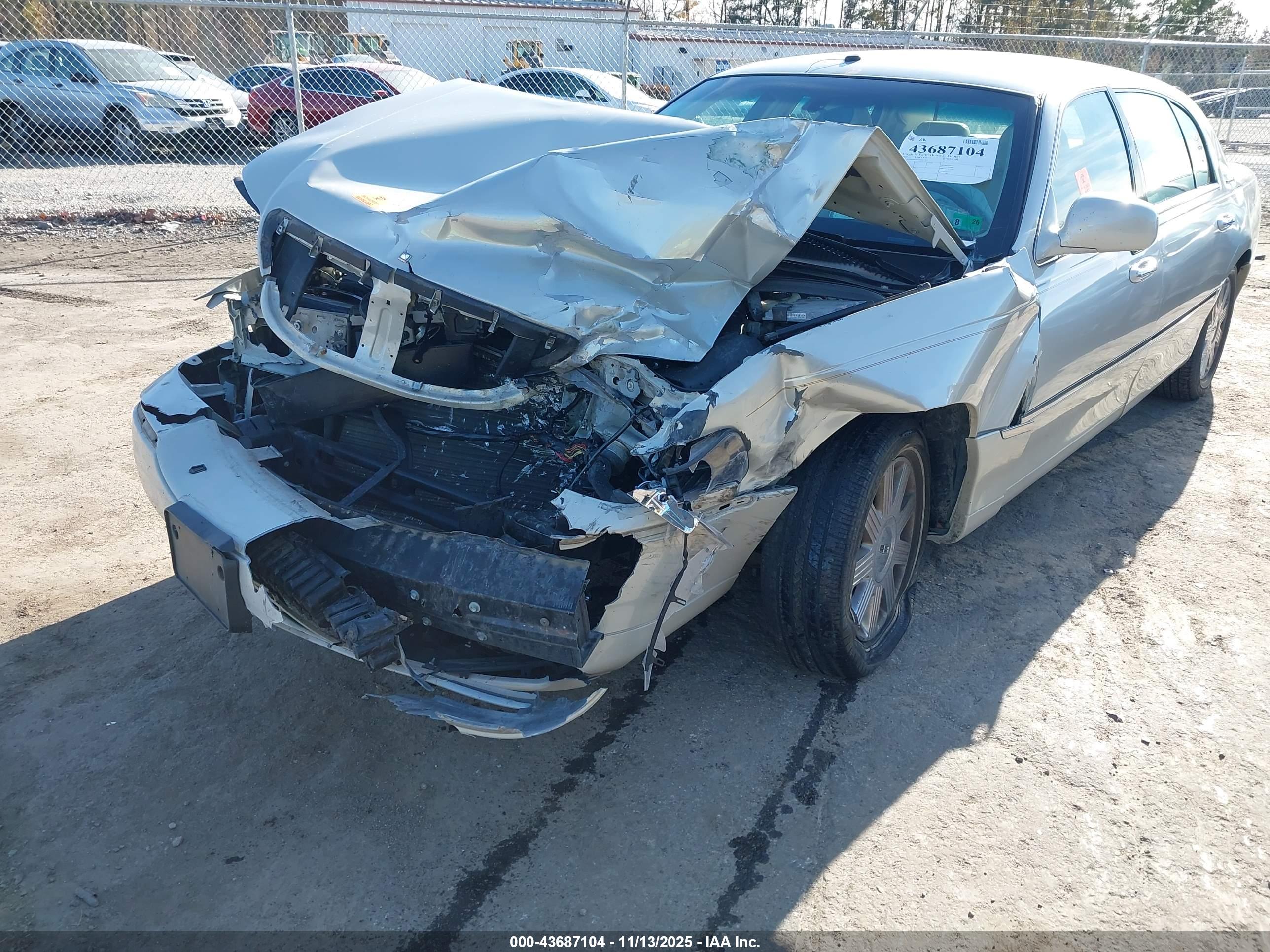 LINCOLN TOWN image 6