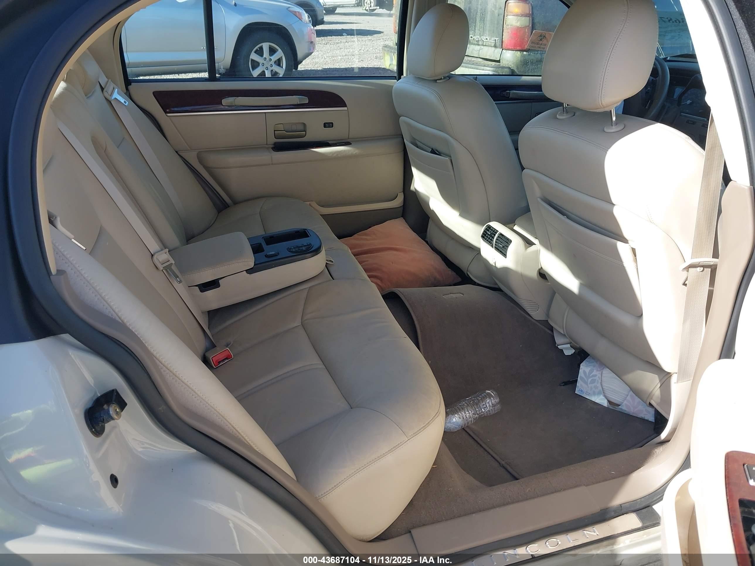 LINCOLN TOWN image 8