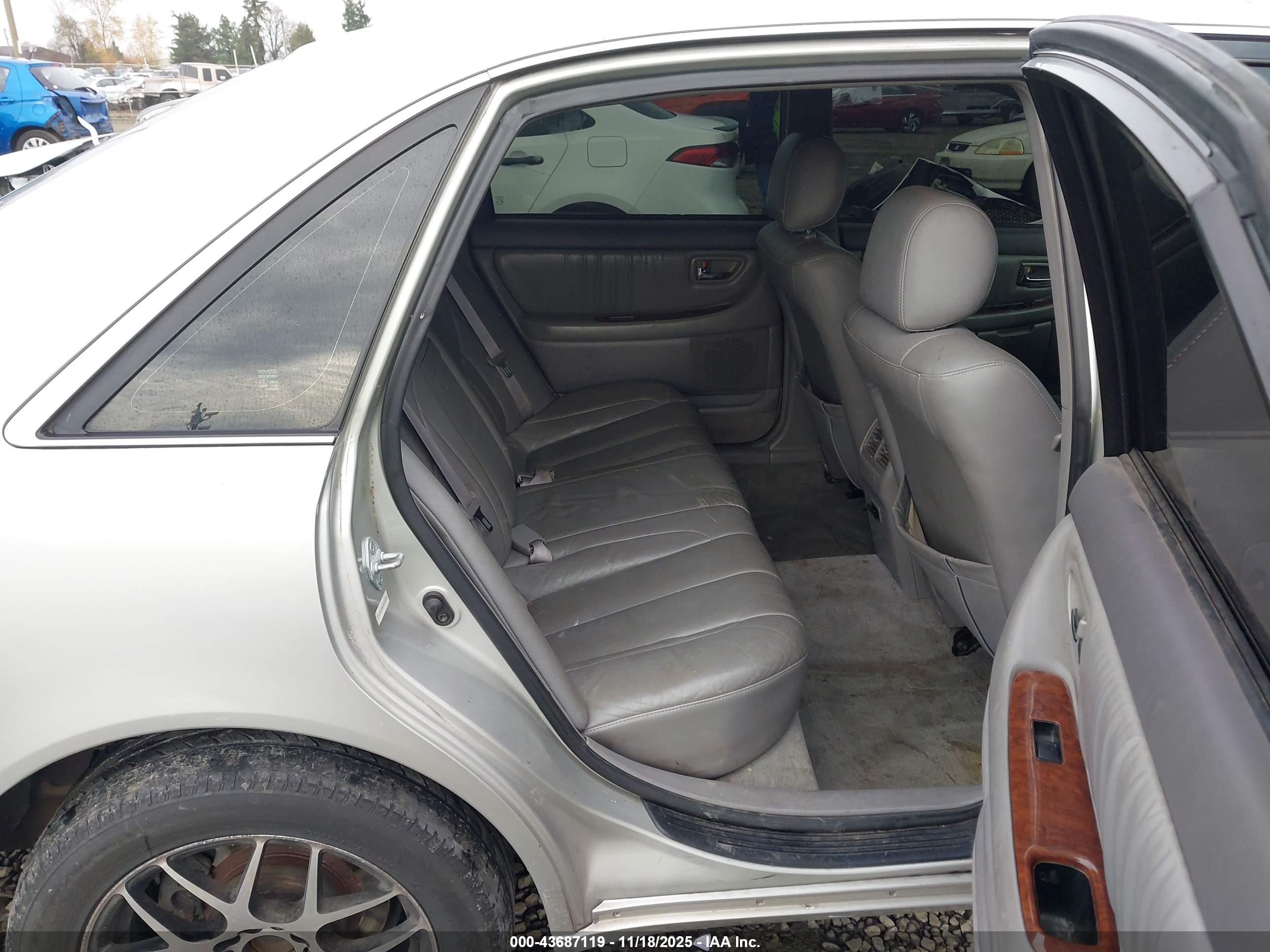 TOYOTA AVALON image 8