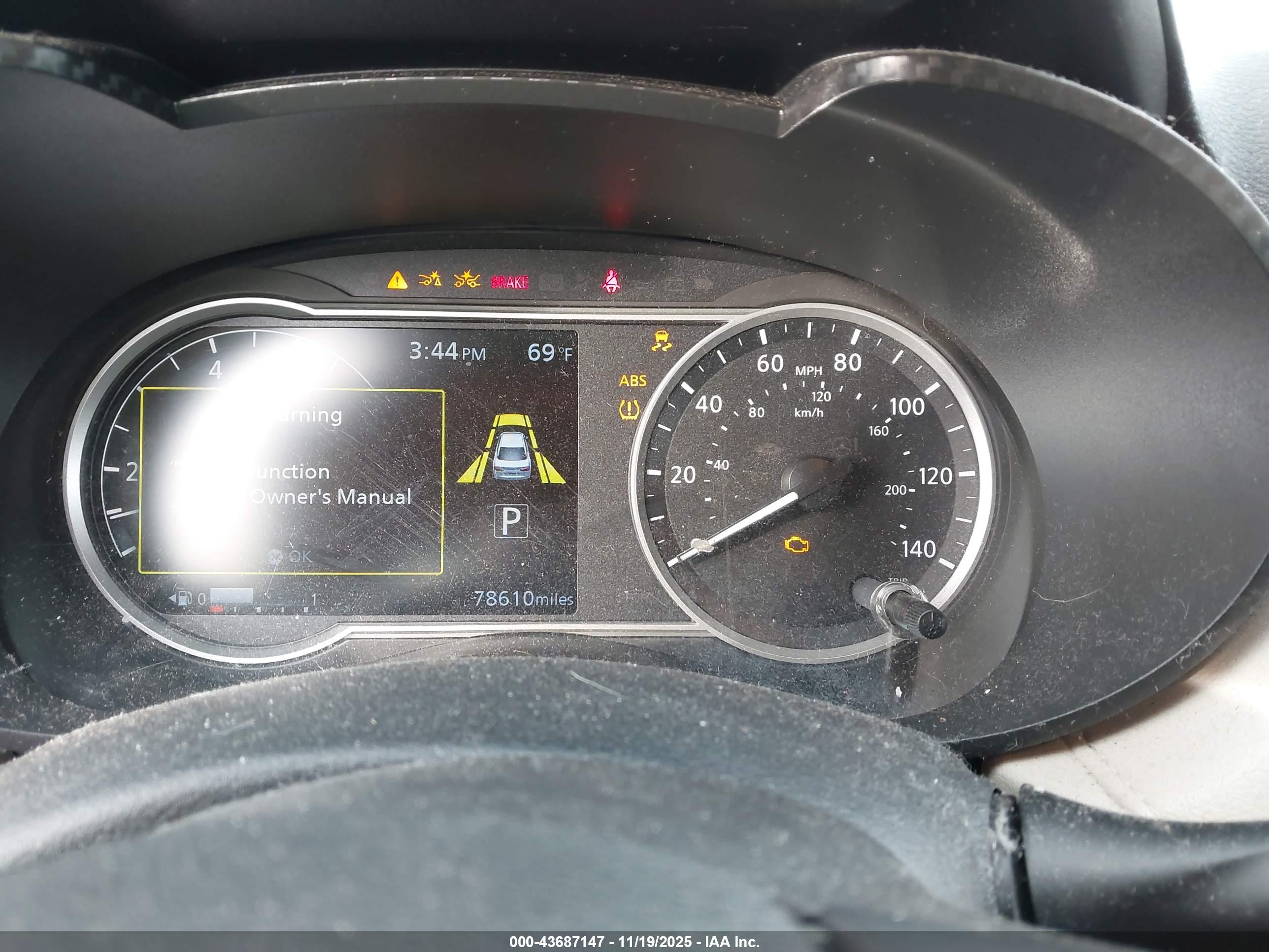 NISSAN VERSA image 7